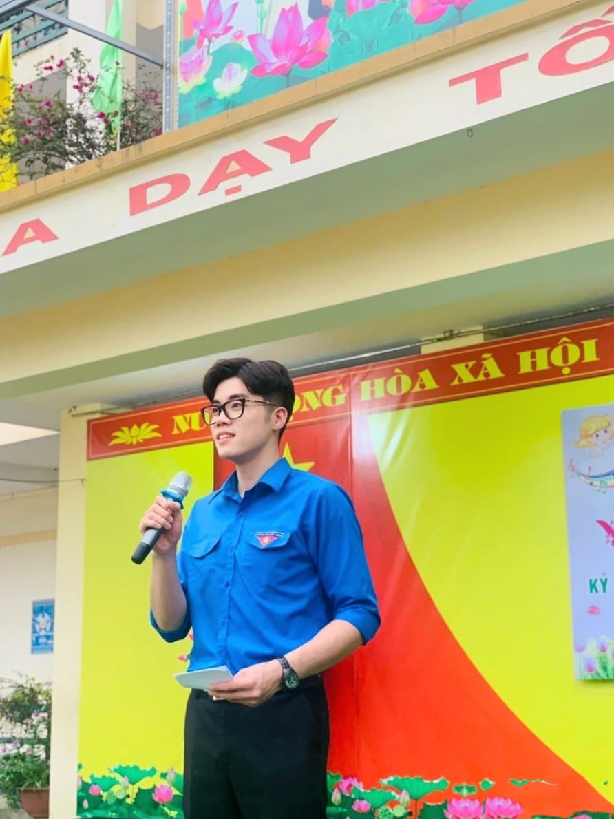 Ngoài nhiệm vụ dạy học thầy giáo 9x còn kiêm nhiệm Bí thư Chi đoàn thanh niên và quản lý trang fanpage, cổng thông tin điện tử nhà trường.