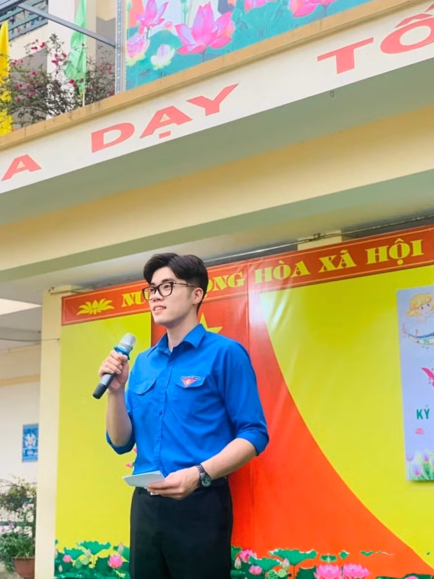 Ngoài nhiệm vụ dạy học thầy giáo 9x còn kiêm nhiệm Bí thư Chi đoàn thanh niên và quản lý trang fanpage, cổng thông tin điện tử nhà trường.