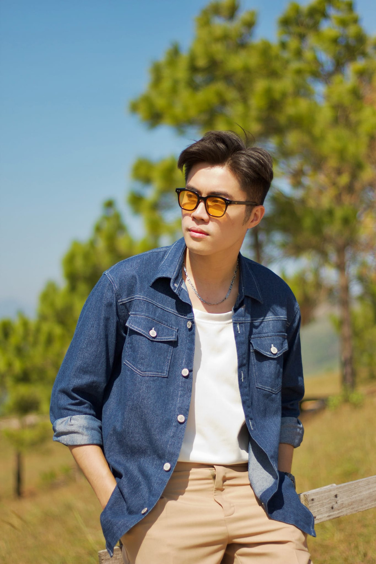 Thành Thái cũng tập tành bán hàng online, làm MC đám cưới, mẫu ảnh vào những ngày nghỉ để kiếm thêm thu nhập.