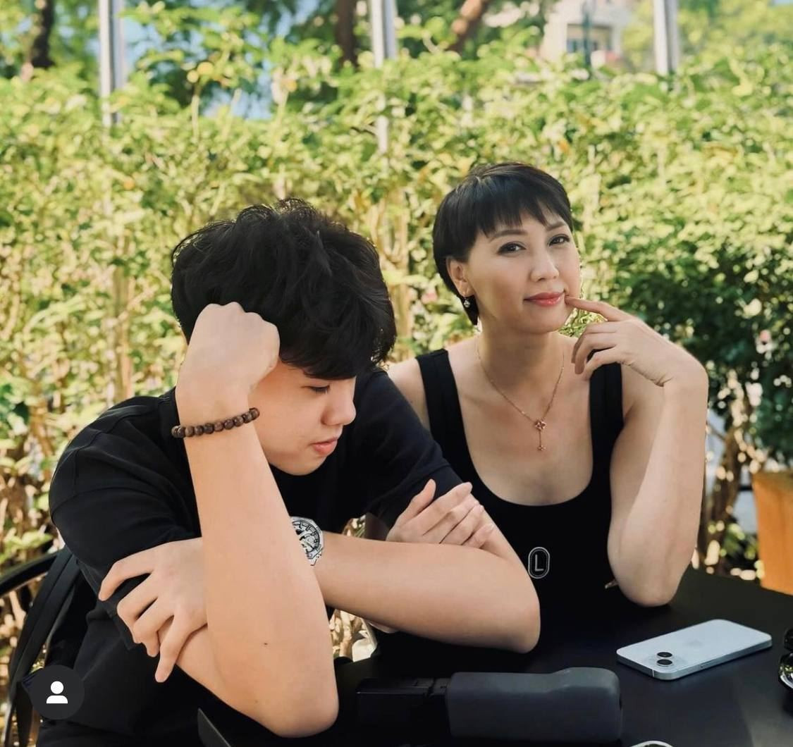 Bà Mai Đoàn có sự thân thiết, gần gũi với các con của mình. Mới đây, khi cùng Doãn Hải My và các con trai "hẹn hò", bà Mai Đoàn tiếp tục "chiếm spotlight" với nhan sắc cực đỉnh.