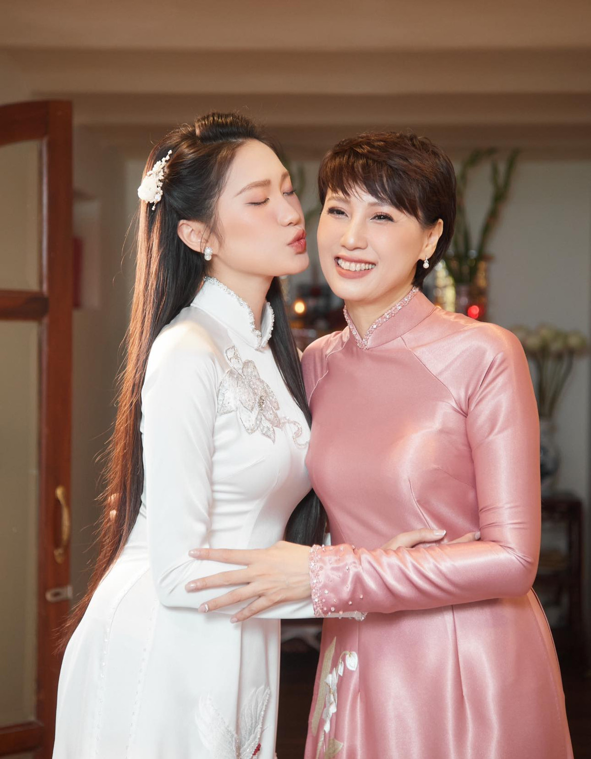 Bà thường chọn những bộ đồ ôm sát làm nổi bật thân hình đẹp.