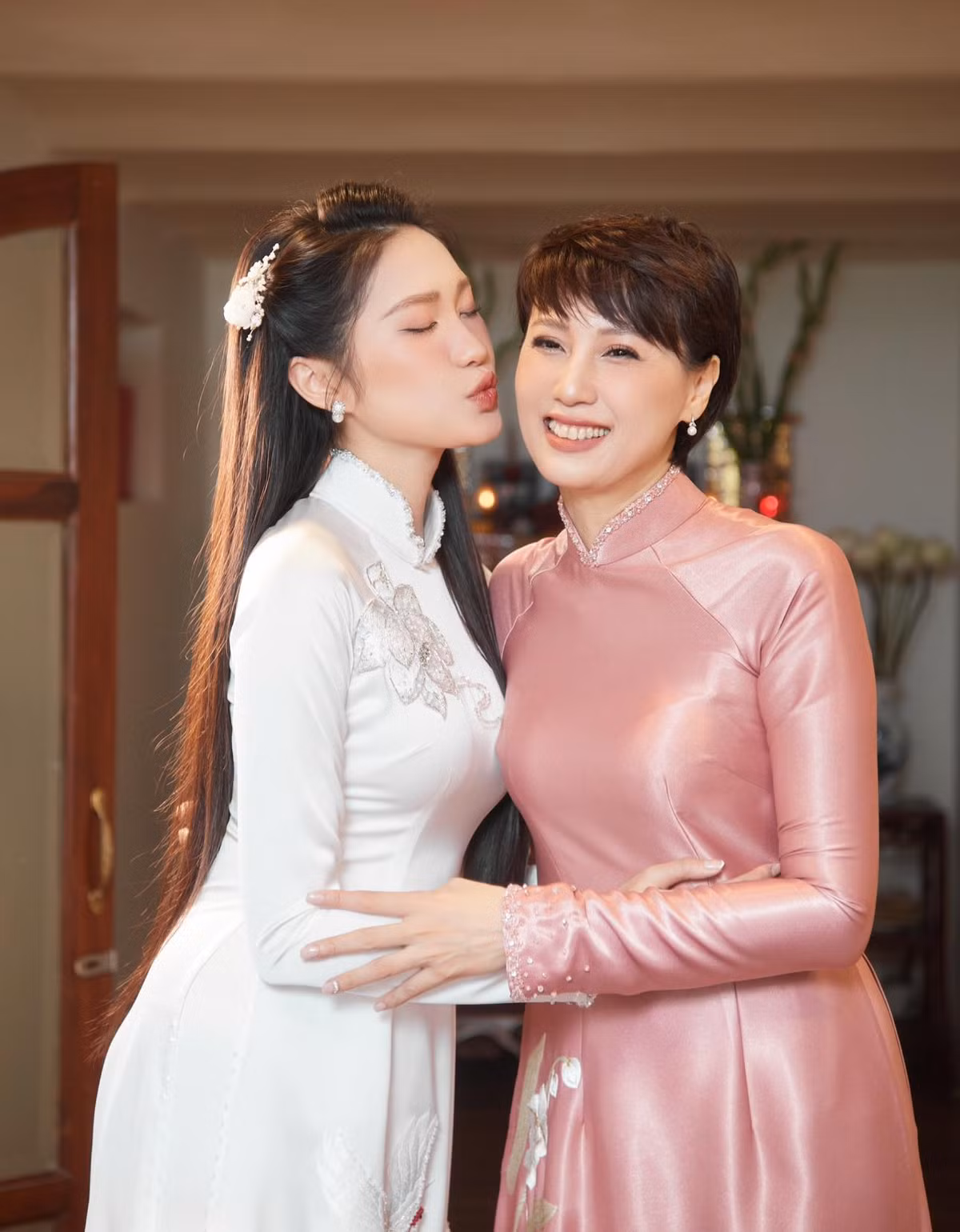 Bà thường chọn những bộ đồ ôm sát làm nổi bật thân hình đẹp.