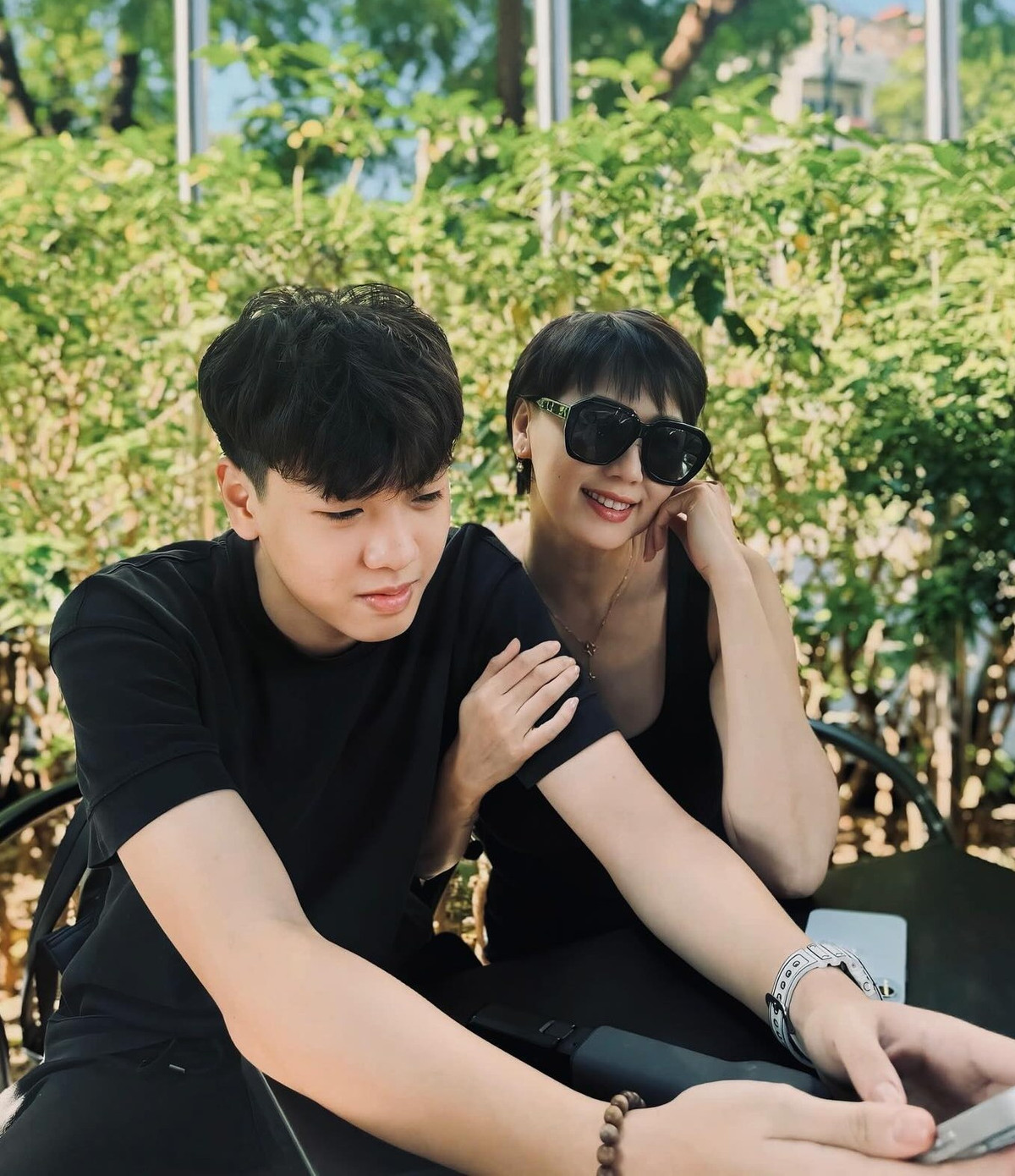 Ở độ tuổi U50, mẹ Doãn Hải My vẫn tự tin diện đồ bó sát, khoe thân hình mảnh mai, vòng eo thon gọn, xương quai xanh gợi cảm.