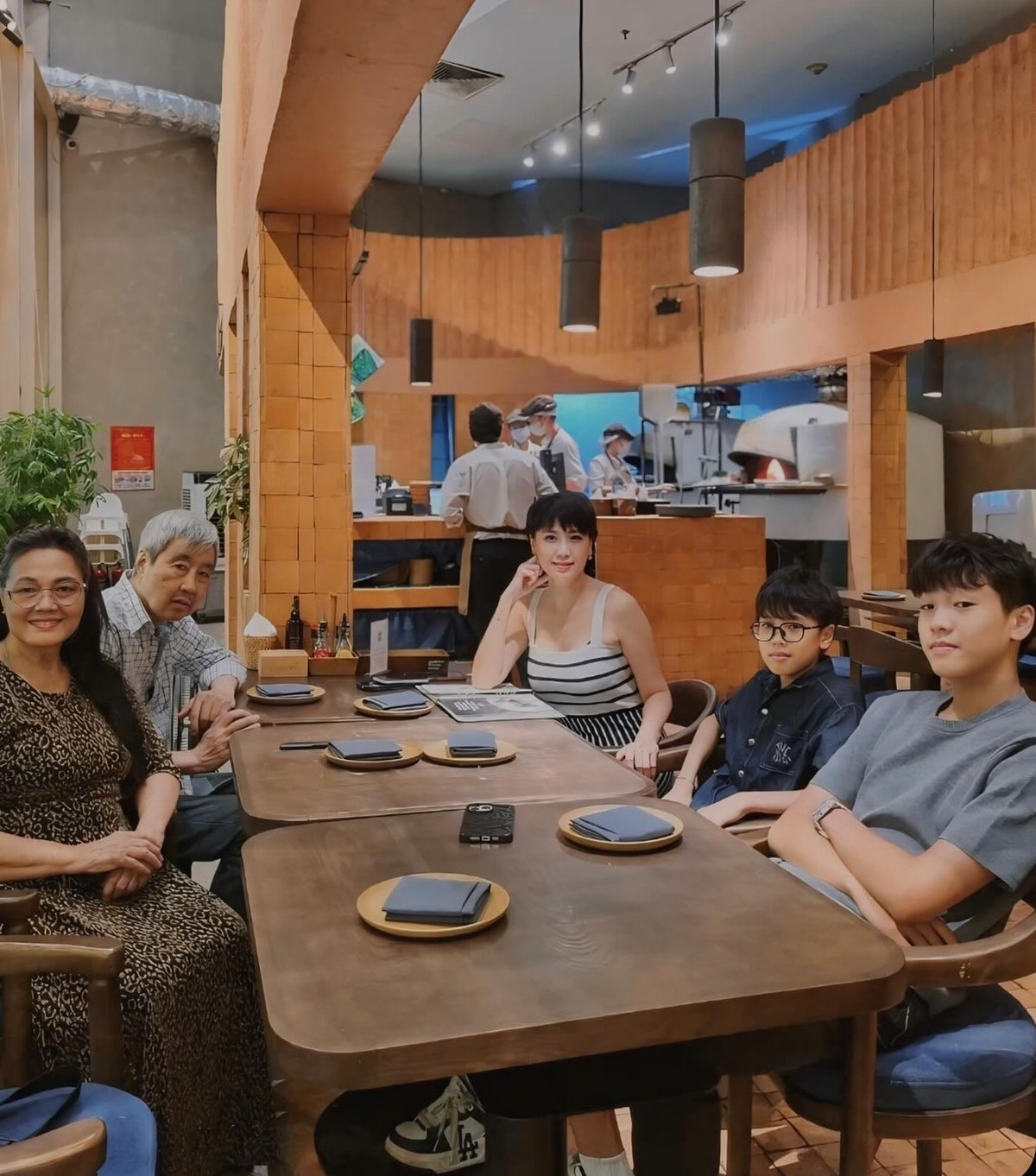 Bà Mai Đoàn ưa chuộng kiểu tóc ngắn cá tính.