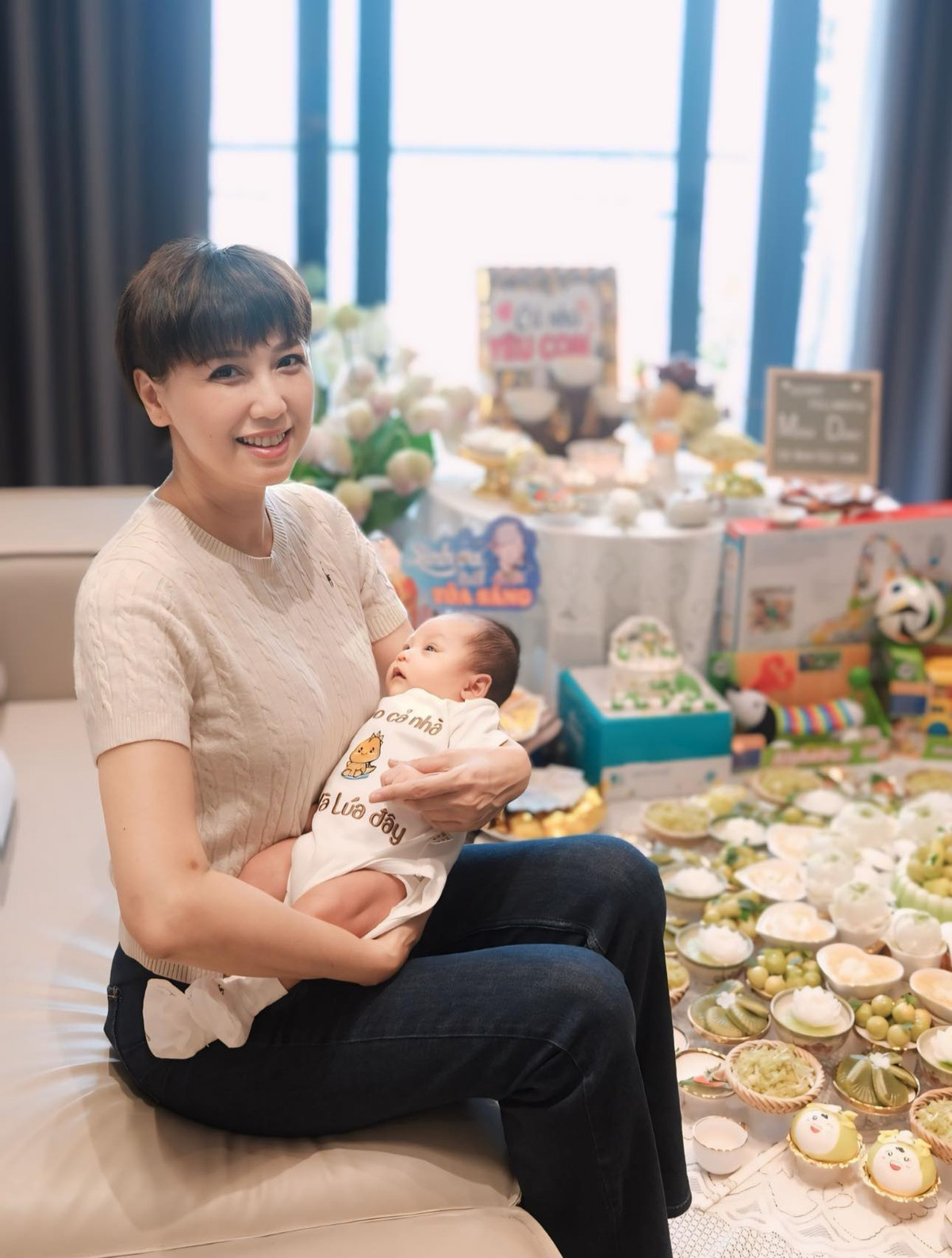 Mẹ Doãn Hải My sở hữu làn da căng bóng, đôi chân mày tinh tế, sống mũi cao cùng đôi môi duyên dáng luôn nở nụ cười tươi tắn trên gương mặt nhỏ gọn