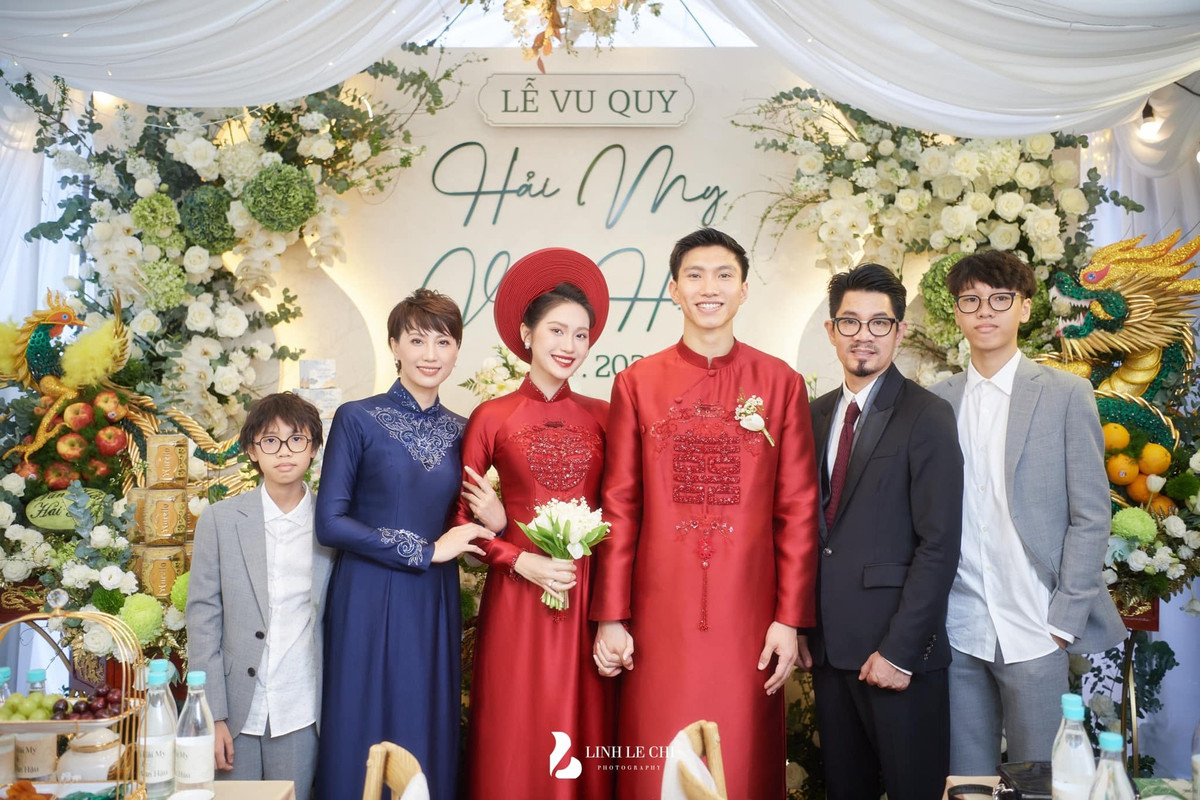 Mẹ vợ Đoàn Văn Hậu bắt đầu được nhiều người biết đến khi xuất hiện trong đám hỏi và đám cưới của con gái. Đứng cạnh Doãn Hải My, bà khiến nhiều người bất ngờ với vẻ ngoài trẻ trung khiến nhiều người phải băn khoăn liệu đây là chị hay là mẹ của nàng WAGs.