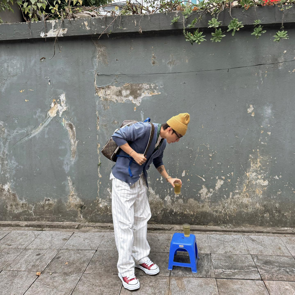 Ngay sau đó, rất nhiều bạn trẻ đã tìm đến địa điểm trà đá vỉa hè nói trên để "cheap moment" với Sơn tùng. Được biết, hàng trà đá này nằm trên con phố Bà Triệu, ngay gần Vincom. (Ảnh: FB Sơn Tùng M-TP)