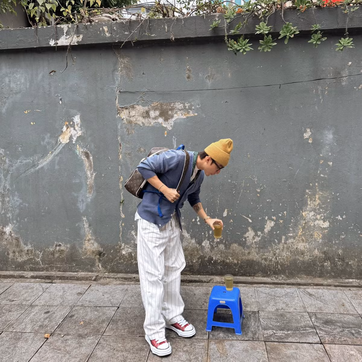 Ngay sau đó, rất nhiều bạn trẻ đã tìm đến địa điểm trà đá vỉa hè nói trên để "cheap moment" với Sơn tùng. Được biết, hàng trà đá này nằm trên con phố Bà Triệu, ngay gần Vincom. (Ảnh: FB Sơn Tùng M-TP)