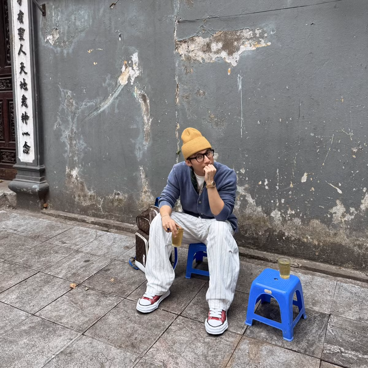 Nam ca sĩ hóm hỉnh hờn dỗi vì đã hẹn nhưng không thấy ai trà đá cùng: "Đã bảo hẹn anh em hôm mê ở chỗ cũ rồi, cứ đinh ninh anh em hôm mê ra nên đã gọi hai ly trà đá chờ sẵn… Ai dè anh em hôm mê cho mình hôn mê luôn, leo cây luônnnnnnnn. Đi vèeeeeeeeee". (Ảnh: FB Sơn Tùng M-TP)