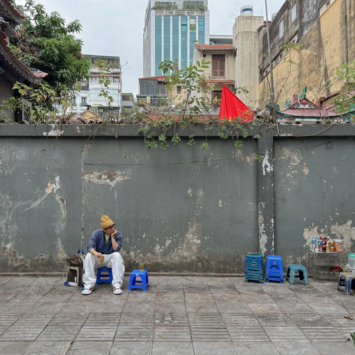 Cứ ngỡ như đó chỉ là màn giao tiếp xã giao với fan mà thôi, thế nhưng mới đây, Sơn Tùng đã đăng tải loạt ảnh check-in trà đá vỉa hè Hà Nội, giữ đúng lời hứa với fan. (Ảnh: FB Sơn Tùng M-TP)