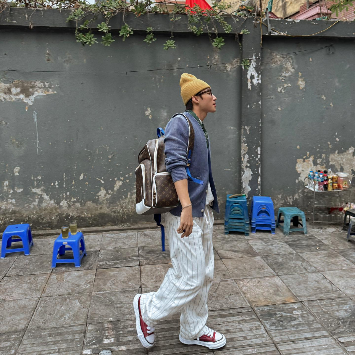 Bên cạnh đó nhiều fan của anh chàng đã chụp những tấm ảnh "cover" lại những dáng ngồi của nam ca sĩ. (Ảnh: FB Sơn Tùng M-TP)