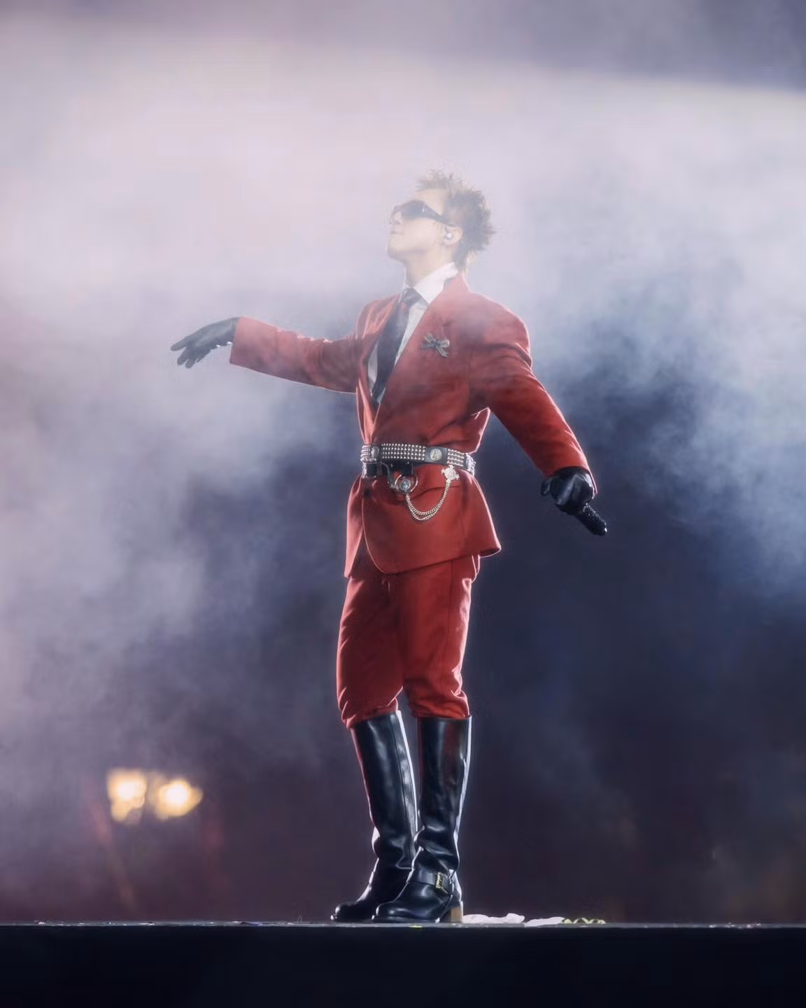 Trong show diễn ở Thủ đô vào tối ngày 24/11, Sơn Tùng đã đốt cháy sân khấu với những màn trình diễn sôi động. Trong lúc giao lưu với khán giả, anh đã rủ rê mọi người cùng đi trà đá vào ngày mai: "Hà Nội mùa này đẹp quá. Thời tiết này mà làm một ly trà đá ngồi vỉa hè thì sao nhỉ? Ngày mai ai có thể ra uống trà đá vỉa hè với Sơn Tùng M-TP nào?". (Ảnh: FB Sơn Tùng M-TP)