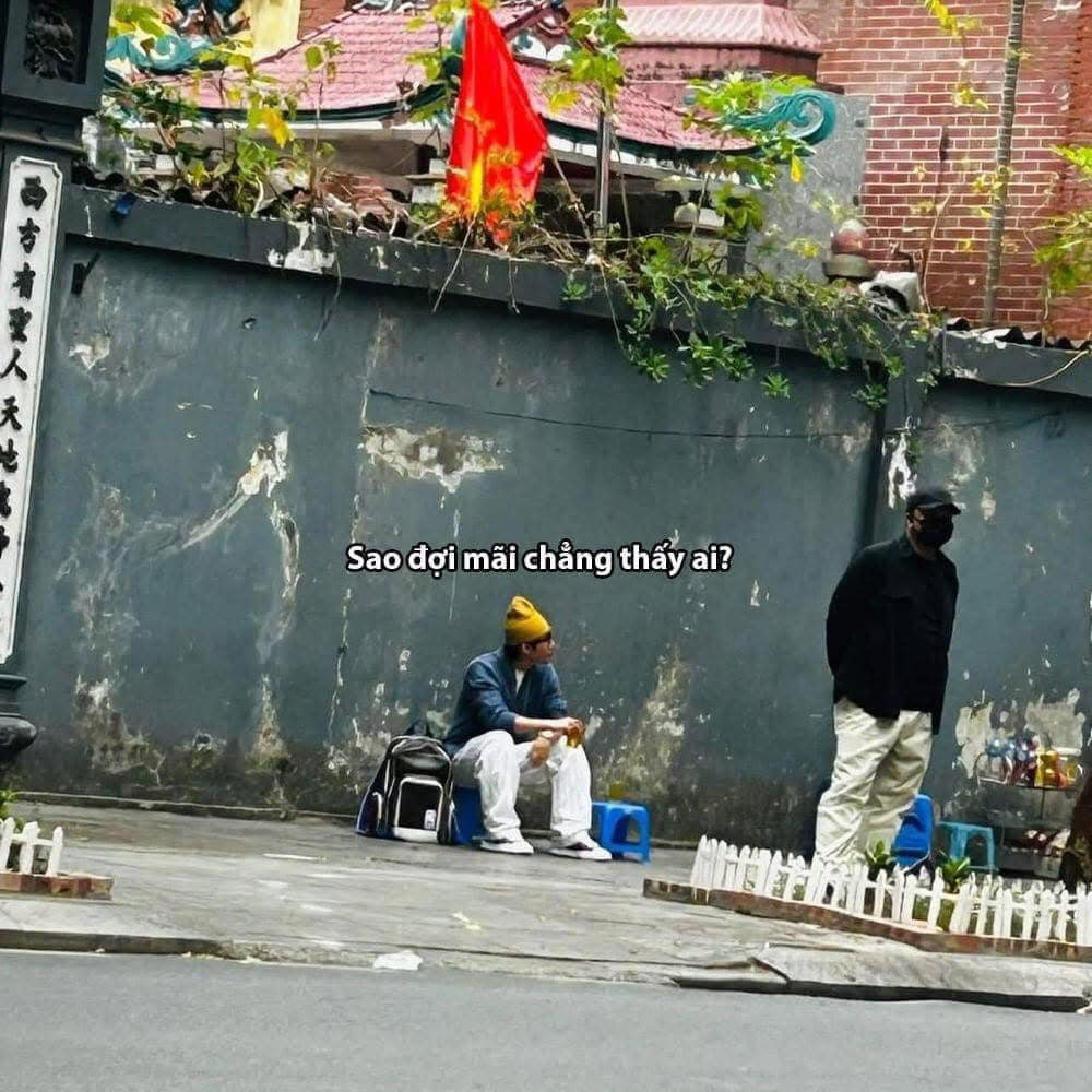 Những lời thoại vui đã được thêm vào bức ảnh mà team qua đường bắt gặp, khi Sơn Tùng đang ngồi trà đá, kế bên là vệ sĩ của anh chàng. (Ảnh: Facebook)