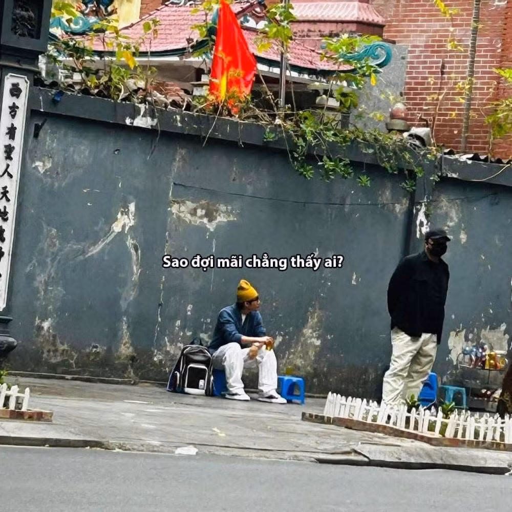Những lời thoại vui đã được thêm vào bức ảnh mà team qua đường bắt gặp, khi Sơn Tùng đang ngồi trà đá, kế bên là vệ sĩ của anh chàng. (Ảnh: Facebook)