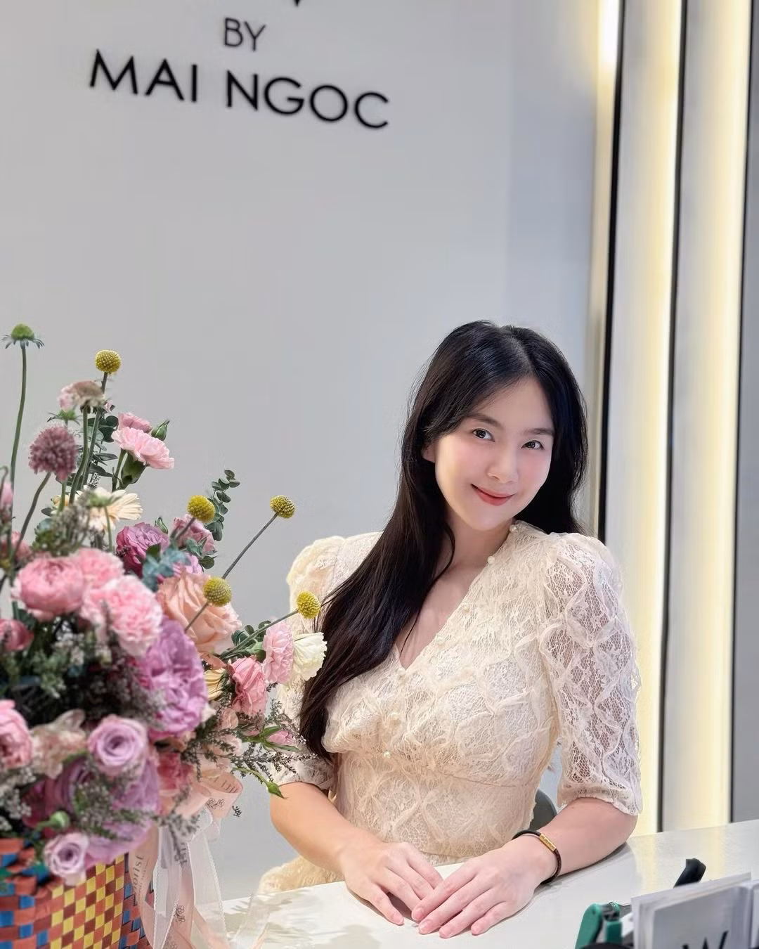 Trong những hình ảnh mới đây được đăng tải trên trang cá nhân, cô nàng sử dụng nền nhạc với lời thoại "phụ nữ đẹp nhất khi không thuộc về ai", như lời khẳng định về sự độc lập của bản thân.