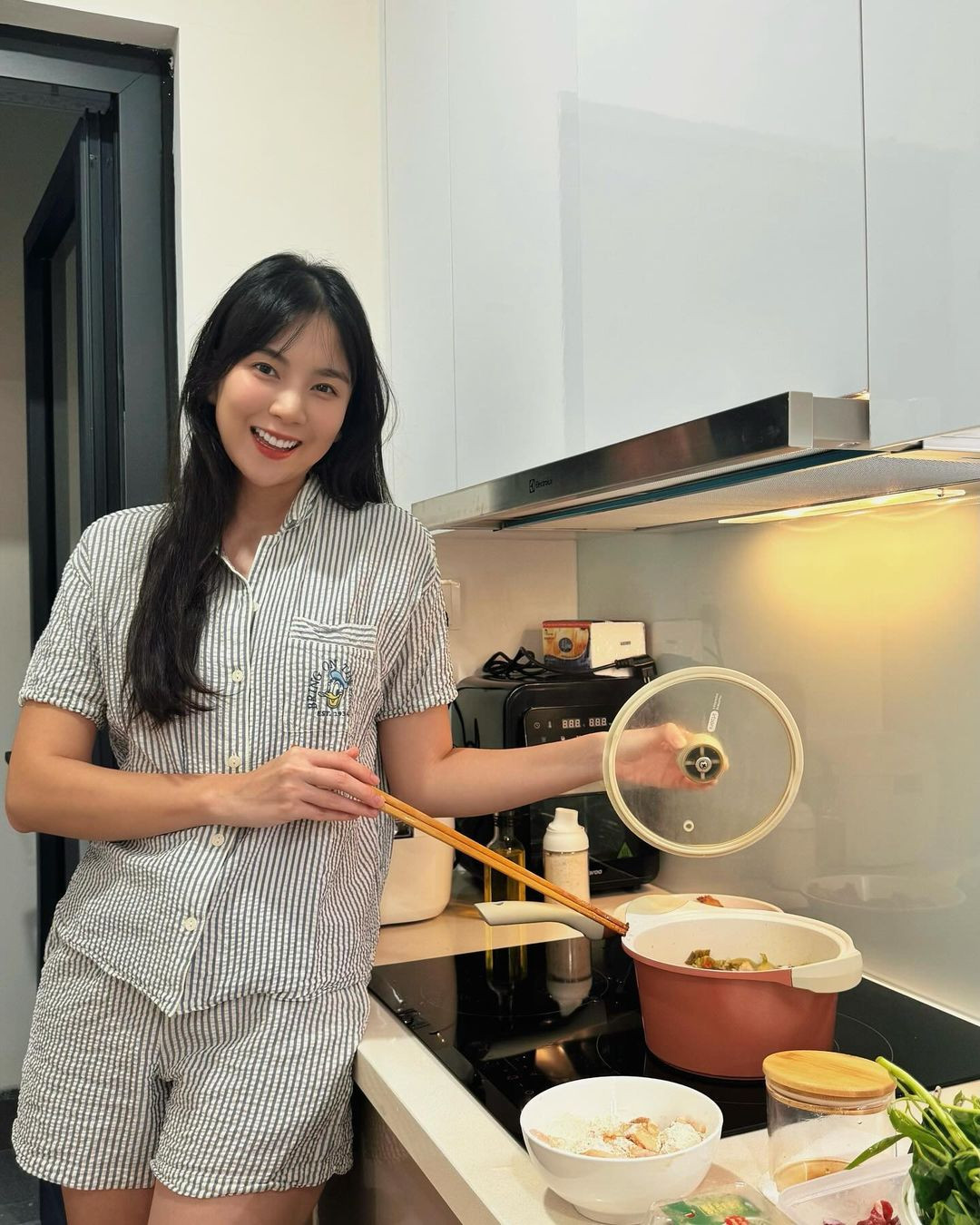 Cô nàng từng chia sẻ trên trang cá nhân dù sống một mình thì vẫn luôn phải tươm tất: "Với mình cuộc sống dù 1 mình hay hơn 1 mình thì cũng phải tươm tất! Tươm tất ở đây không phải là xa hoa, lộng lẫy, tươm tất với mình đơn giản là: Dậy sớm, ngủ sớm, việc gì dù vui hay buồn cũng để hôm sau giải quyết, đêm là để đi ngủ, ko để suy nghĩ; Ăn uống dù 1 mình cũng phải ngay ngắn, ko qua loa, ko tạm bợ, ko đồ ăn nhanh, bận đến mấy cũng phải uống đủ nước, ăn thật nhiều rau xanh...; Nhất quyết phải tập thể thao; Nạp thêm kiến thức cho tâm hồn, nhất định phải đọc được 1,2 trang sách mỗi ngày!".