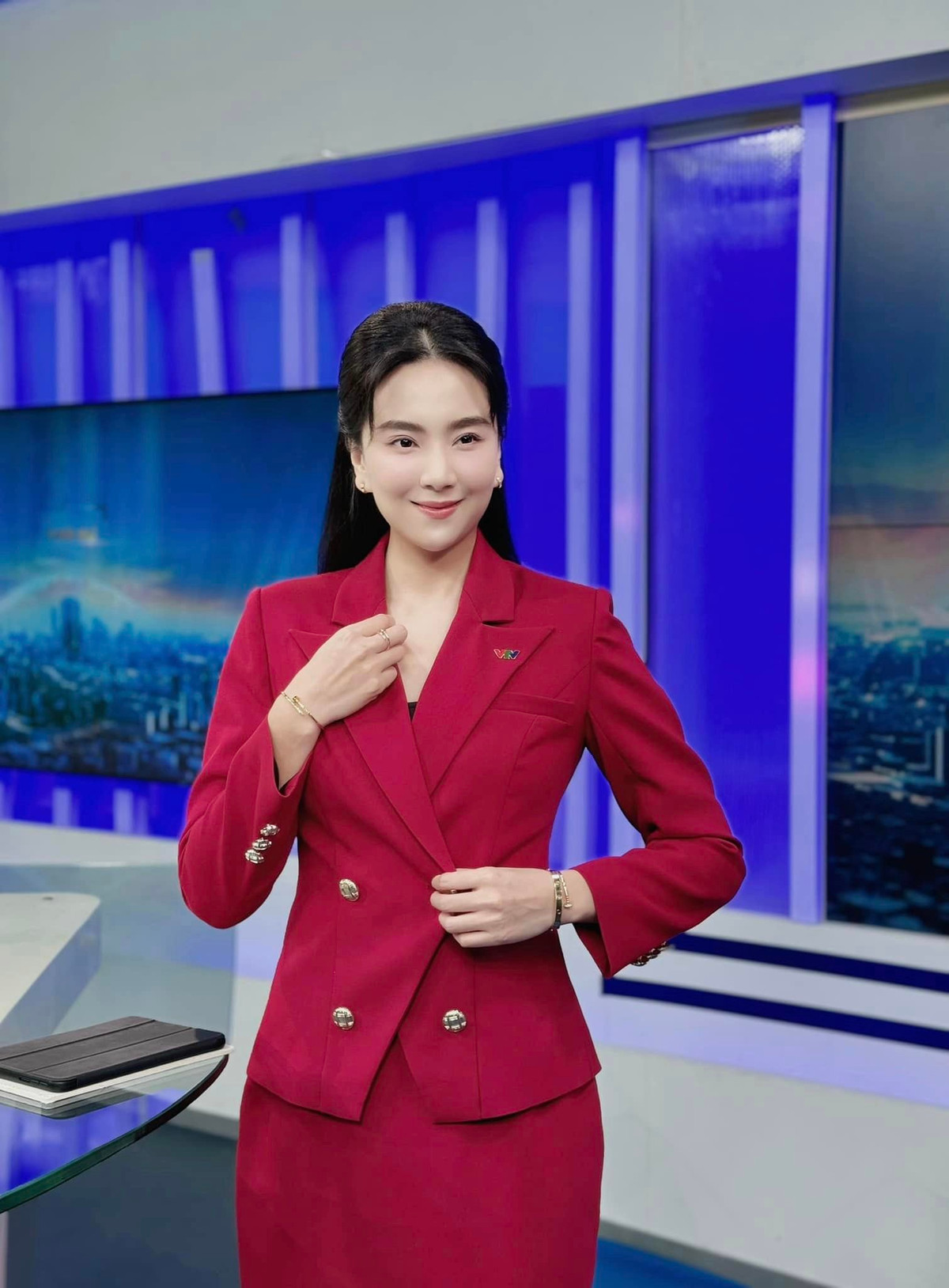 Chỉ duy nhất lần thông báo ly hôn, cô nàng không cập nhật gì thêm về người cũ, Thậm chí lúc chồng cũ bị bắt gặp hẹn hò người mới, Mai Ngọc vẫn giữ im lặng. Cô nàng đăng ảnh đi làm, tham dự sự kiện, hoặc cuộc sống hàng ngày.