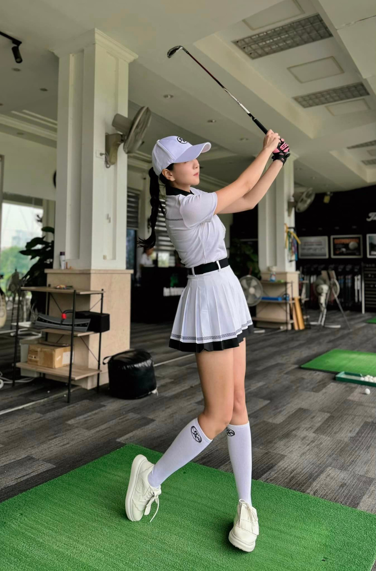 Ở tuổi U40, Mai Ngọc hiện tại có cuộc sống sang chảnh, cô chơi những bộ môn thể thao "nhà giàu" như golf để có vóc dáng khỏe khoắn.