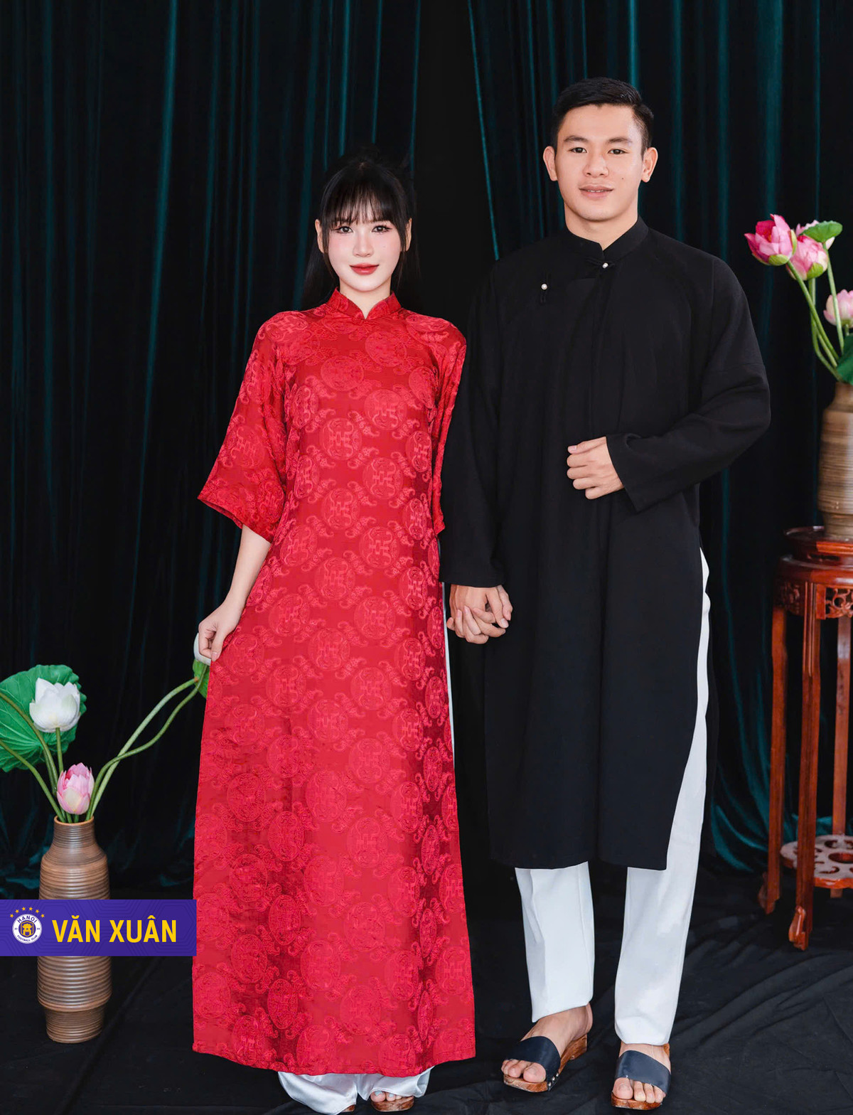 CLB Hà Nội đã đăng bài chúc mừng: “Ngày trọng đại của hậu vệ Lê Văn Xuân. Chúc hai bạn có một hành trình ngập tràn yêu thương và hạnh phúc”. Bài đăng của đội bóng Thủ đô nhanh chóng nhận được nhiều sự chú ý. Cùng với các cầu thủ của CLB Hà Nội, người hâm mộ cũng đã để lại nhiều lời chúc phúc đến Văn Xuân cùng nửa kia.