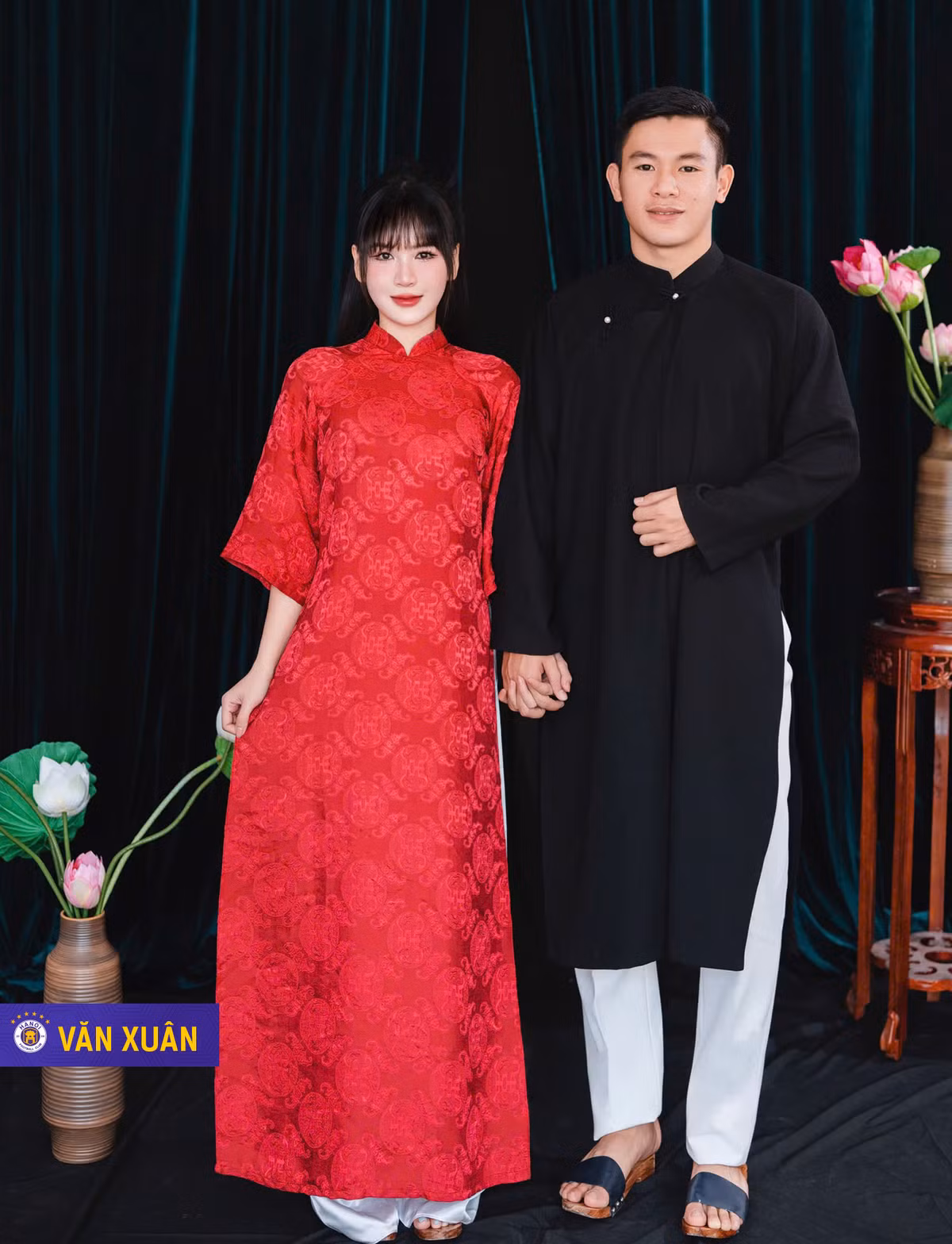 CLB Hà Nội đã đăng bài chúc mừng: “Ngày trọng đại của hậu vệ Lê Văn Xuân. Chúc hai bạn có một hành trình ngập tràn yêu thương và hạnh phúc”. Bài đăng của đội bóng Thủ đô nhanh chóng nhận được nhiều sự chú ý. Cùng với các cầu thủ của CLB Hà Nội, người hâm mộ cũng đã để lại nhiều lời chúc phúc đến Văn Xuân cùng nửa kia.