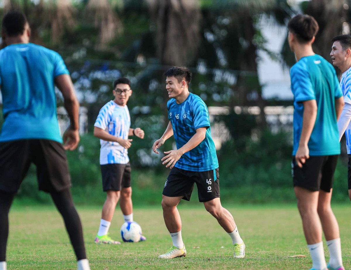 Lê Văn Xuân xuất phát điểm là học viên khóa II của Trung tâm đào tạo bóng đá trẻ PVF. Anh sau đó thi đấu cho CLB Hà Nội từ mùa giải 2018, theo hợp tác giữa trung tâm PVF và đội bóng Thủ đô.