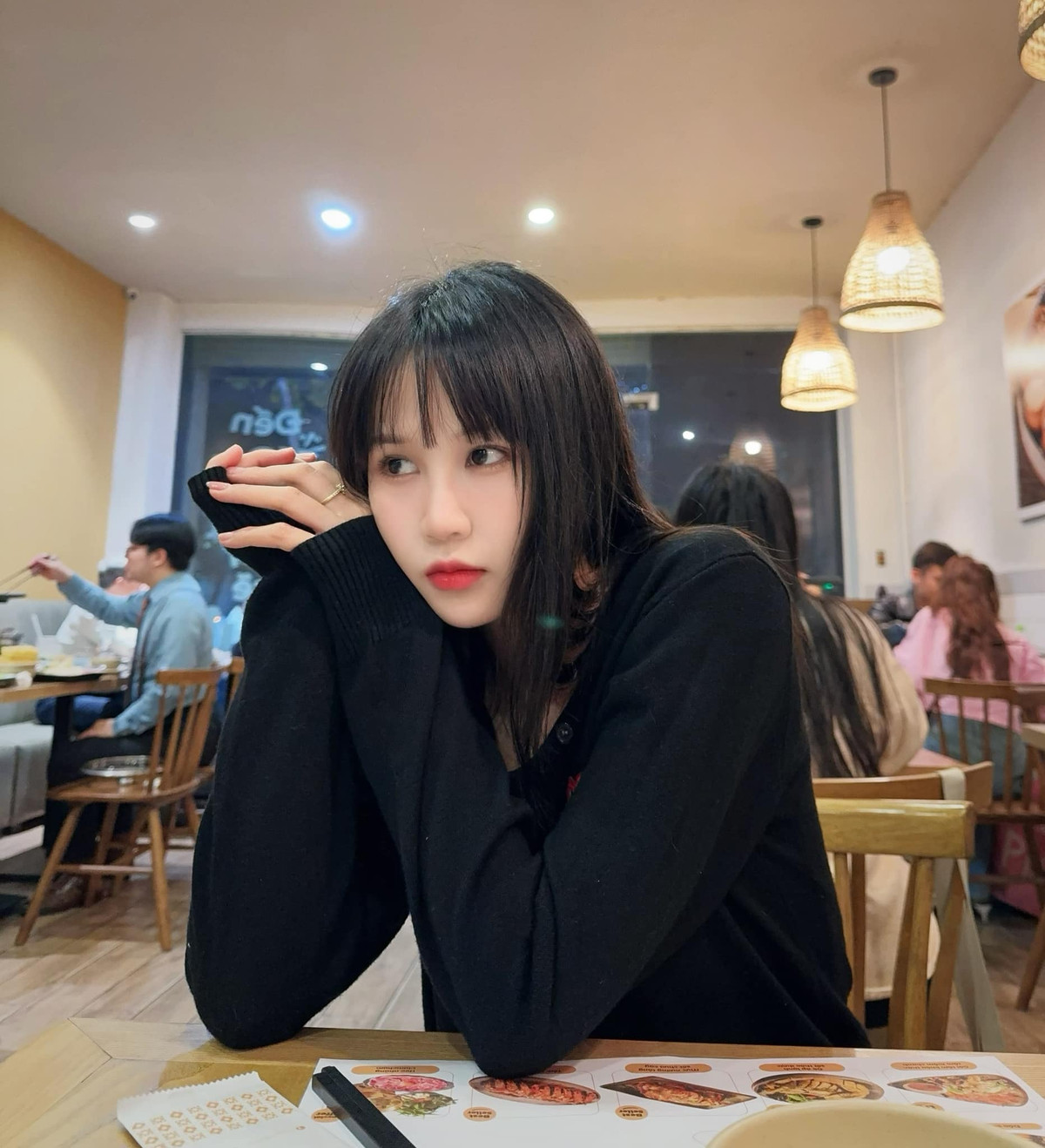 Nàng WAG quê Hà Nội khá kín tiếng trên mạng xã hội. Trên trang cá nhân cô nàng dường như chỉ chia sẻ những hình ảnh của bản thân, hiếm khi đăng ảnh công khai có sự xuất hiện của hậu vệ sinh năm 1999.