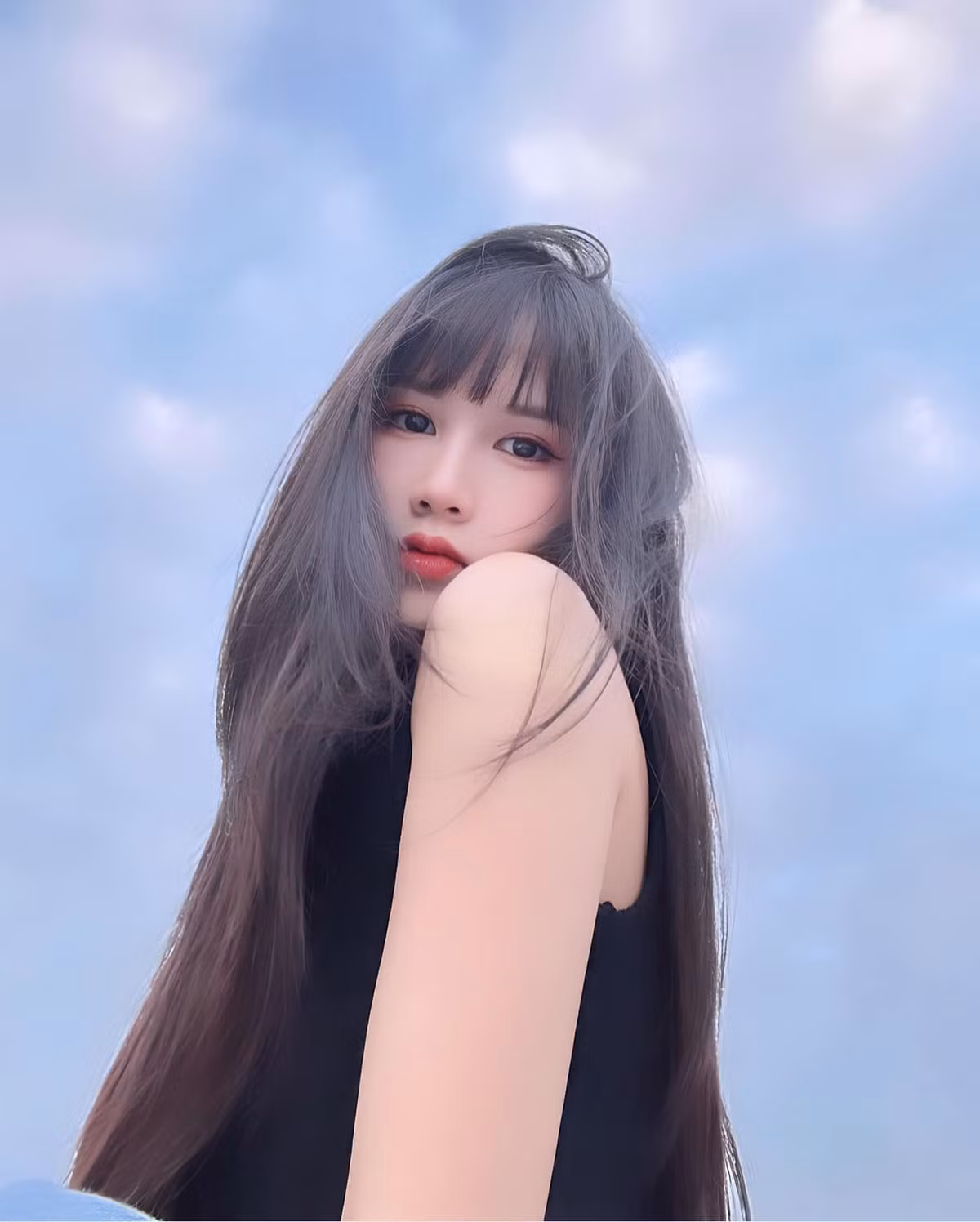 Dù không hoạt động nghệ thuật nhưng bà xã Văn Xuân được nhận xét sở hữu nhan sắc xinh đẹp không thua kém bất kì hot girl nào. (Ảnh: CLB Hà Nội, FBNV)