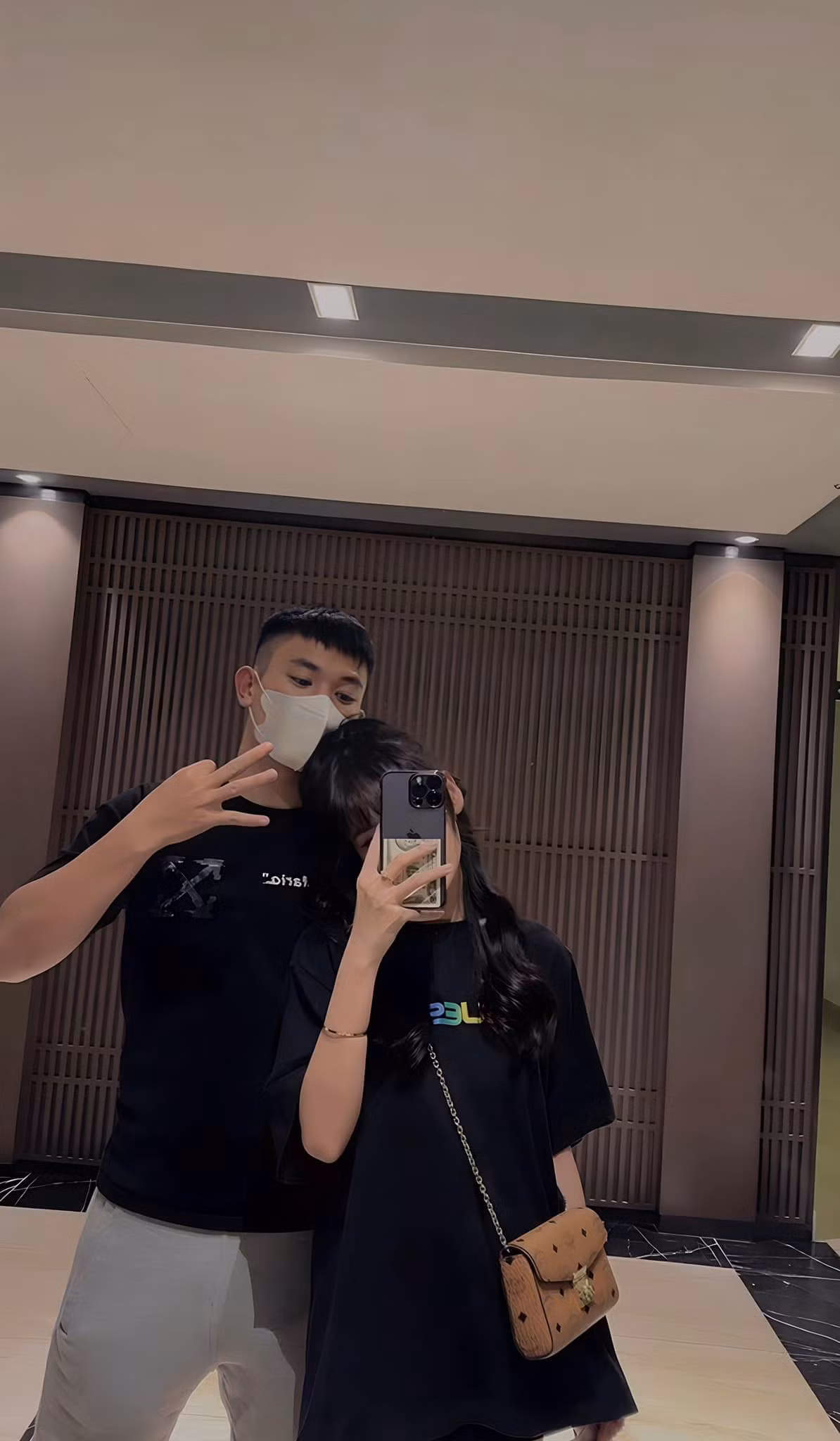 Quỳnh Anh được người hâm mộ bắt gặp nhiều lần xuất hiện trên sân vận động và bên cạnh Văn Xuân lúc anh chàng khó khăn nhất trong sự nghiệp.