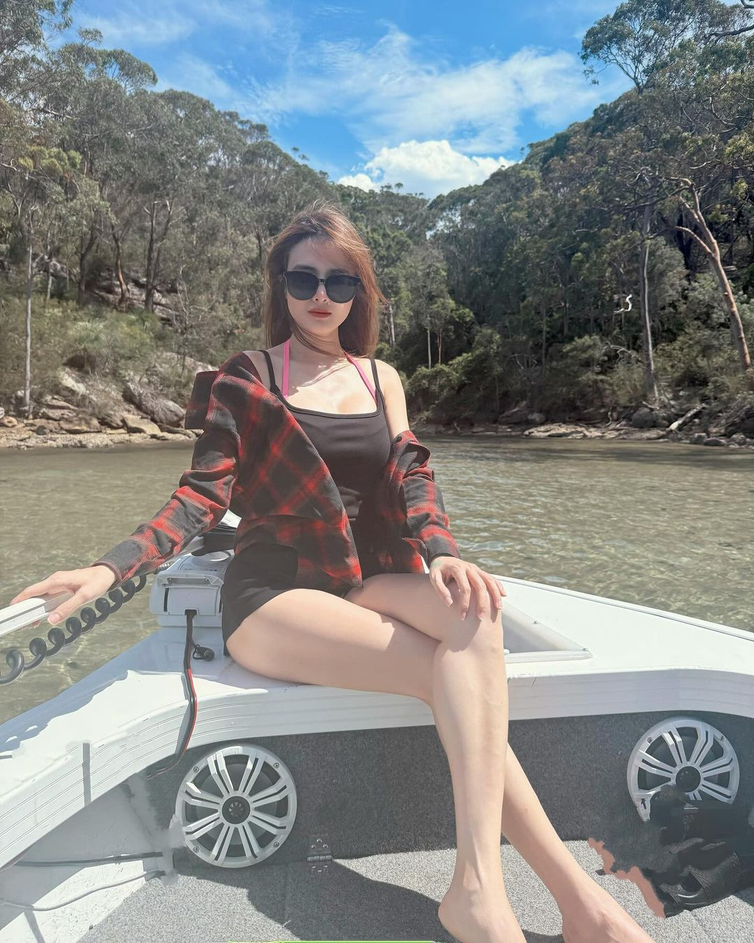 Dù ở tuổi 35, cô nàng vẫn giữ được vóc dáng nuột nà. Lê Khánh Chi sở hữu vòng 1 đầy đặn, vòng eo thon gọn, đôi chân dài thẳng tắp và kỹ năng "pose" dáng chuyên nghiệp, giúp cô luôn nổi bật trong từng khung hình.