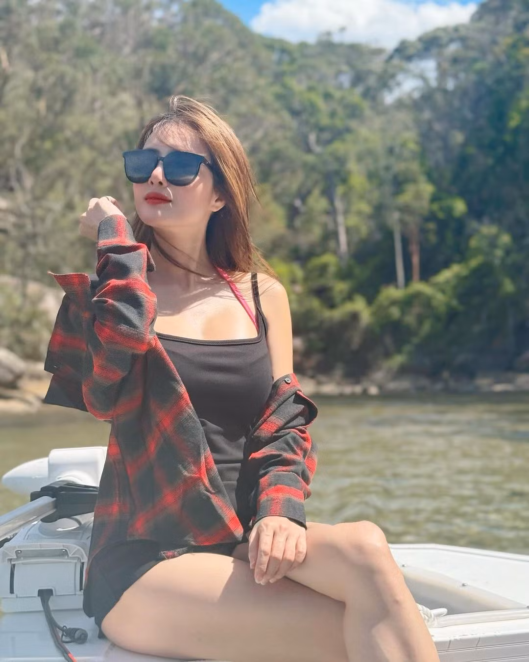 Mới đây trên trang cá nhân, cô nàng vừa đăng tải loạt ảnh thả dáng trên hồ. Khánh Chi lựa chọn thiết kế áo hai dây cùng quần ngắn, kết hợp với áo sơ mi phía ngoài. Cô nàng khéo léo kéo trễ phần vai áo, khoe phần gương quai xanh gợi cảm cùng vòng 1 lấp ló.