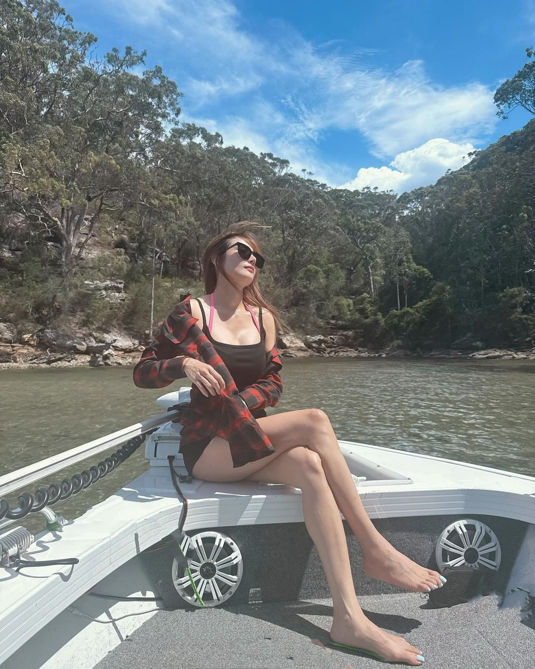 Hình ảnh mái tóc xõa tự nhiên với làn da mịn màng trắng tựa bông bưởi của nàng hot girl nhận về nhiều lời khen ngợi.