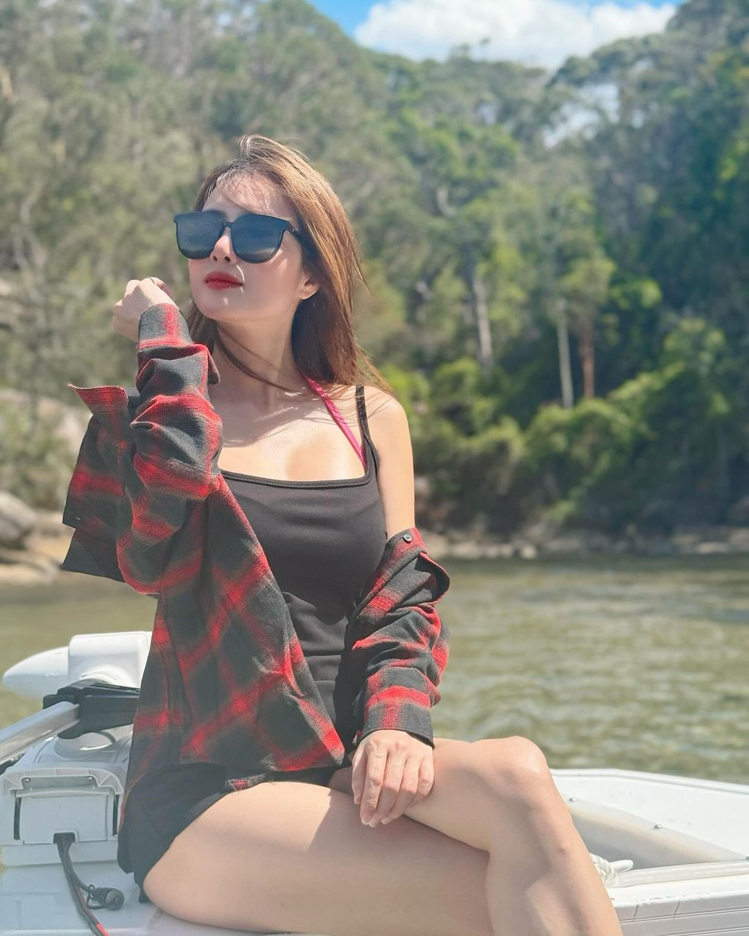 Mới đây trên trang cá nhân, cô nàng vừa đăng tải loạt ảnh thả dáng trên hồ. Khánh Chi lựa chọn thiết kế áo hai dây cùng quần ngắn, kết hợp với áo sơ mi phía ngoài. Cô nàng khéo léo kéo trễ phần vai áo, khoe phần gương quai xanh gợi cảm cùng vòng 1 lấp ló.