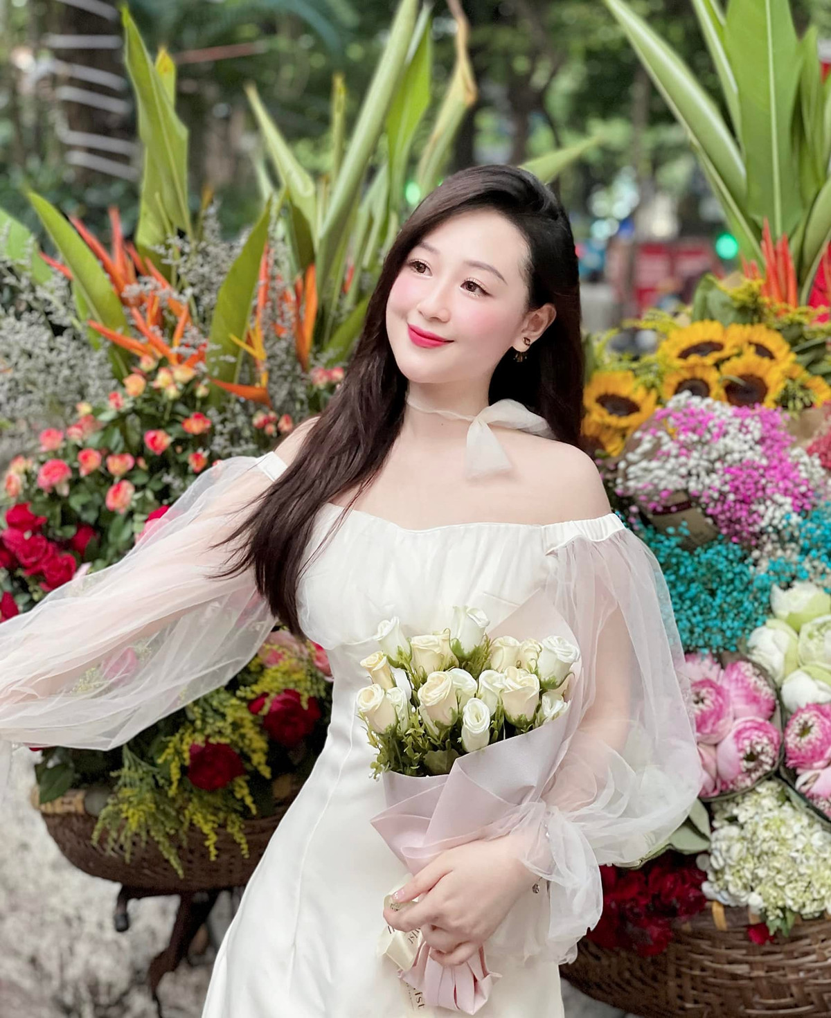 Khi lên đồ đi dạy, Nguyễn Mỹ Linh thường chọn áo dài hoặc những trang phục kín đáo phù hợp với nghề giáo, tuy nhiên ngoài đời cô nàng theo đuổi phong cách nữ tính, thanh lịch như nàng tiểu thư đài các.