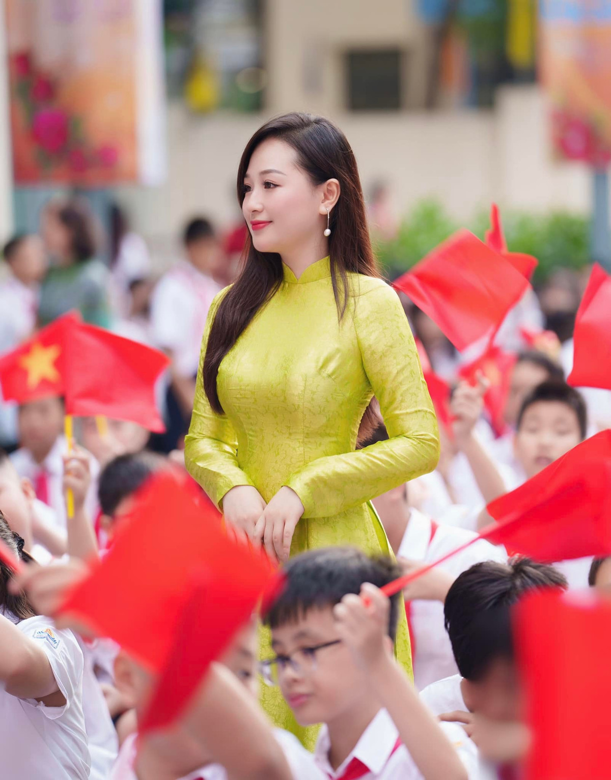 Nguyễn Mỹ Linh sinh năm 1997, hiện công tác tại một trường cấp 2 ở quận Ba Đình, Hà Nội