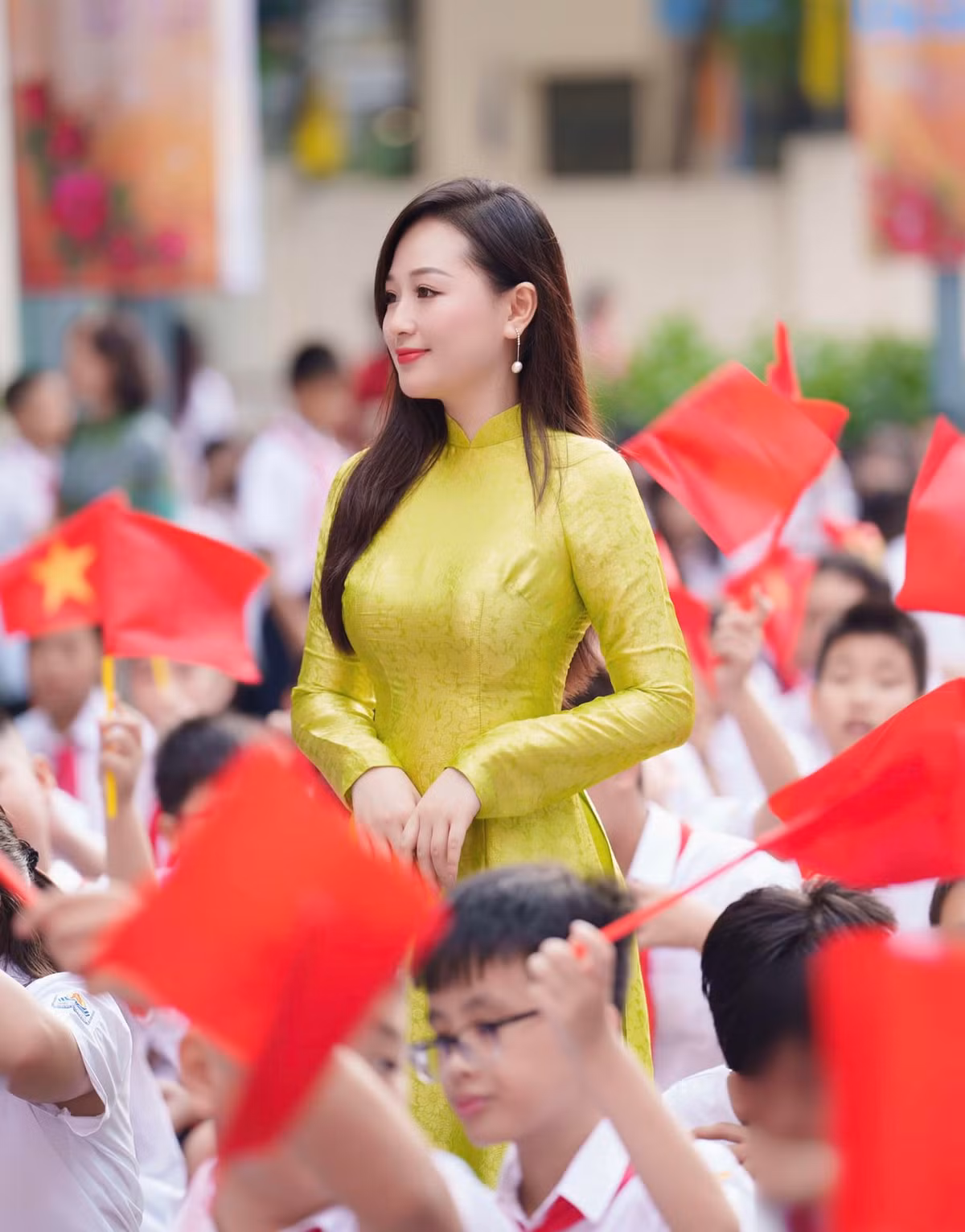 Nguyễn Mỹ Linh sinh năm 1997, hiện công tác tại một trường cấp 2 ở quận Ba Đình, Hà Nội