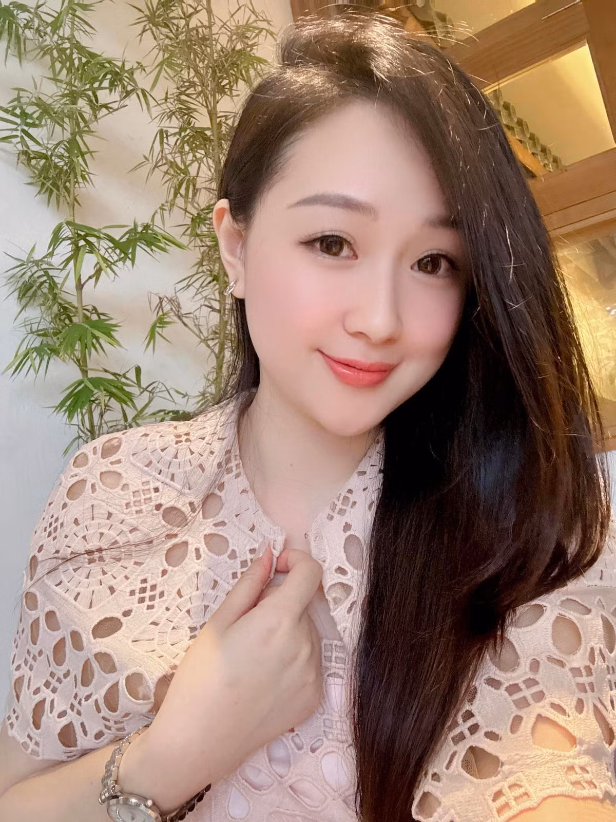 Cô nàng ưa diện những thiết kế váy thanh nhã, có màu sắc sáng sủa, nhẹ nhàng.