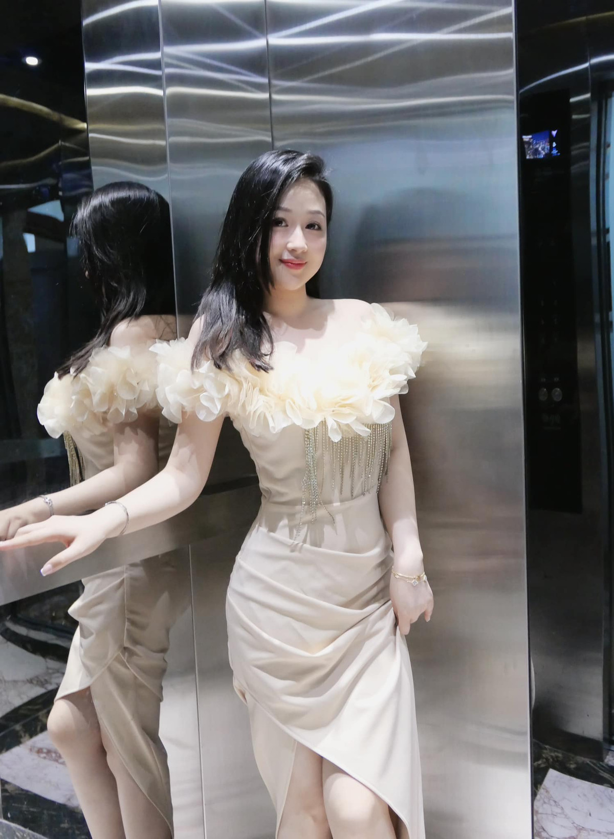 Đôi lúc, nữ giáo viên cũng lên đồ cực sang chảnh khiến nhiều người xuýt xoa về nhan sắc. (Ảnh: FBNV)