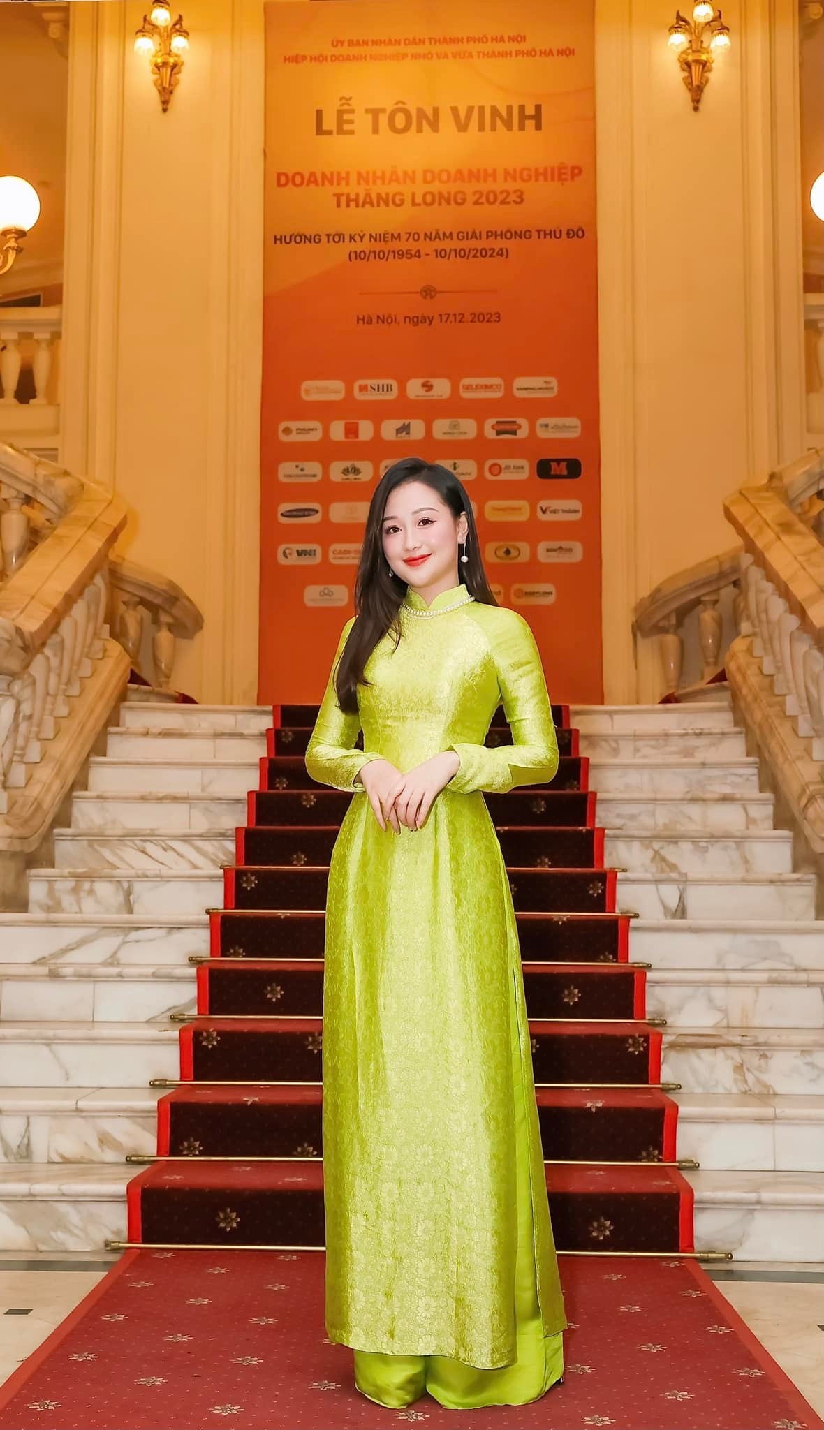 Nữ giáo viên được nhiều người khen có vẻ đẹp thanh lịch, dịu dàng trong tà áo dài thướt tha và lối trang điểm nhẹ nhàng.