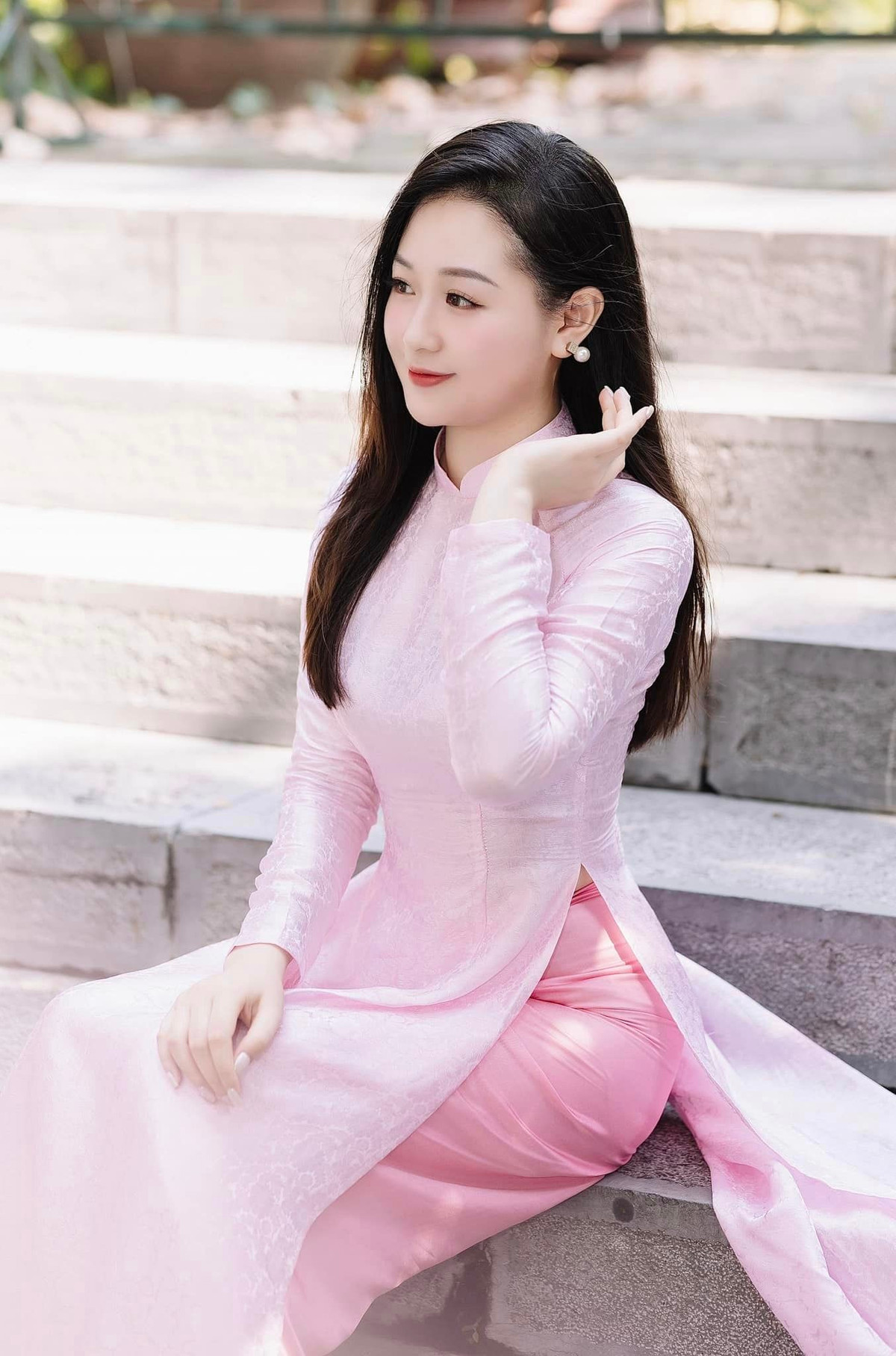 Trên trang cá nhân, Mỹ Linh thường xuyên cập nhật hình ảnh cuộc sống cá nhân, ngoài những hình ảnh lên lớp.