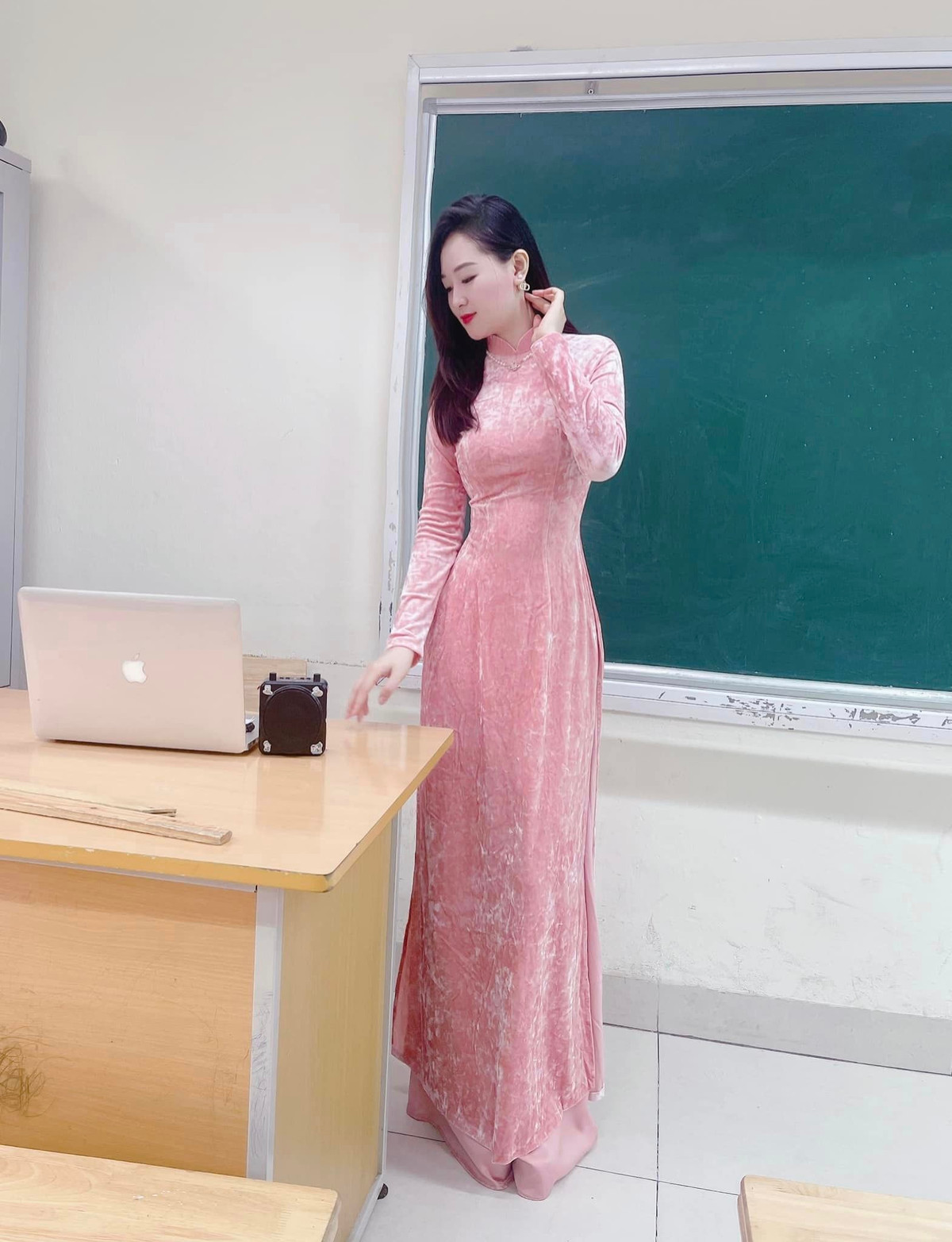 Mỹ Linh tốt nghiệp khoa Sư phạm Ngữ văn của trường Đại học Sư phạm Hà Nội và văn bằng 2 của trường Đại học Ngoại thương Hà Nội, khoa Quản trị Kinh doanh.