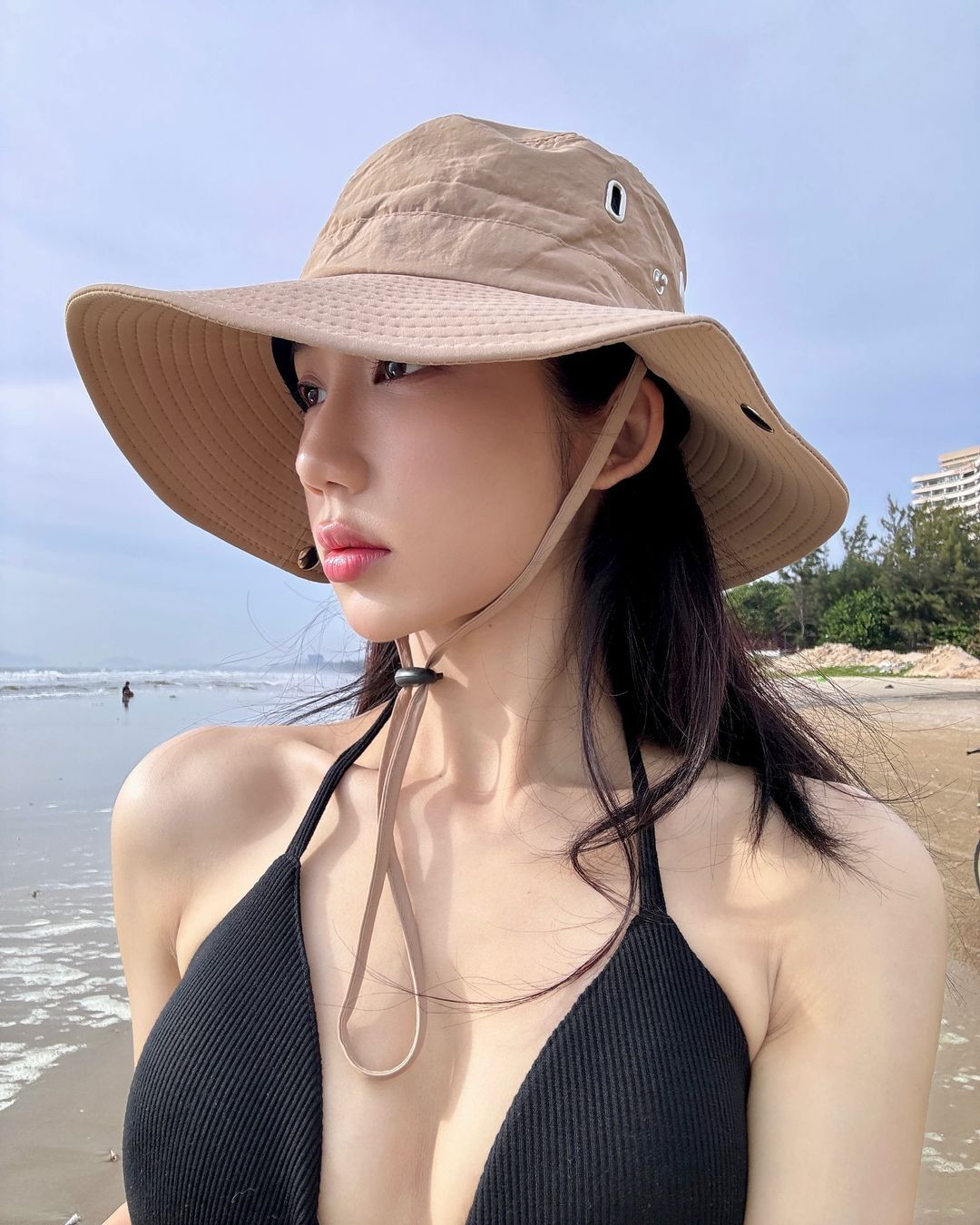 Cô nàng diện bikini nhỏ xíu, khoe nước da trắng nuột nà, vòng eo con kiến săn chắc.