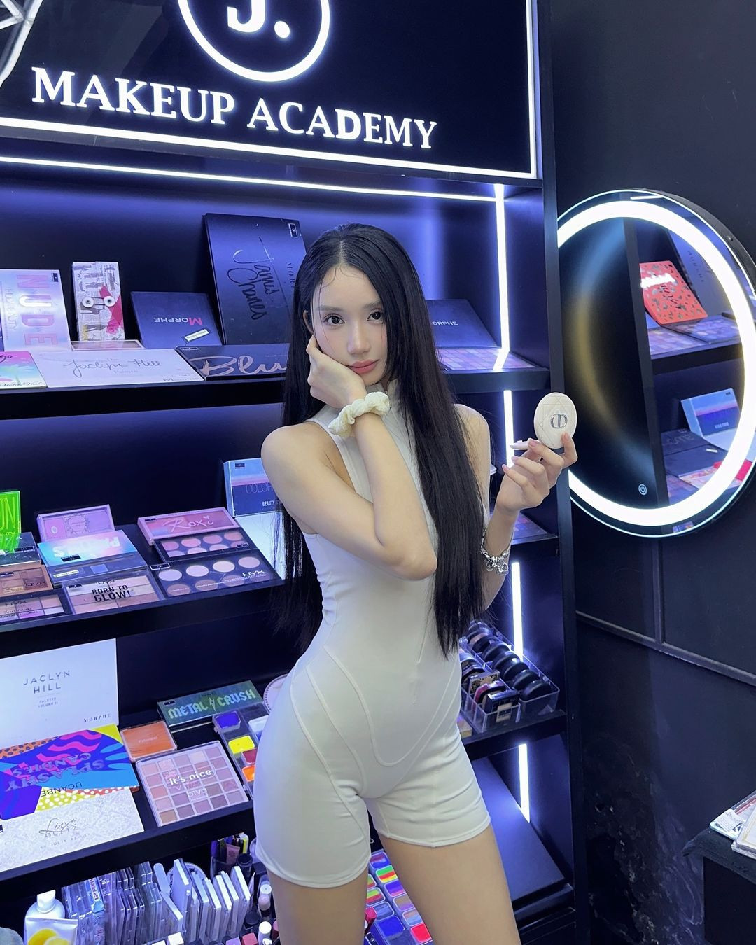 Nổi lên với hình tượng "cô bạn bàn bên" trong sáng, dễ thương cùng giọng hát ngọt ngào, Mina Young khiến người hâm mộ phải mê mệt mỗi khi theo dõi cô trên sóng livestream