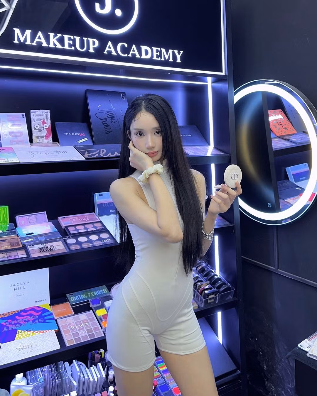 Nổi lên với hình tượng "cô bạn bàn bên" trong sáng, dễ thương cùng giọng hát ngọt ngào, Mina Young khiến người hâm mộ phải mê mệt mỗi khi theo dõi cô trên sóng livestream