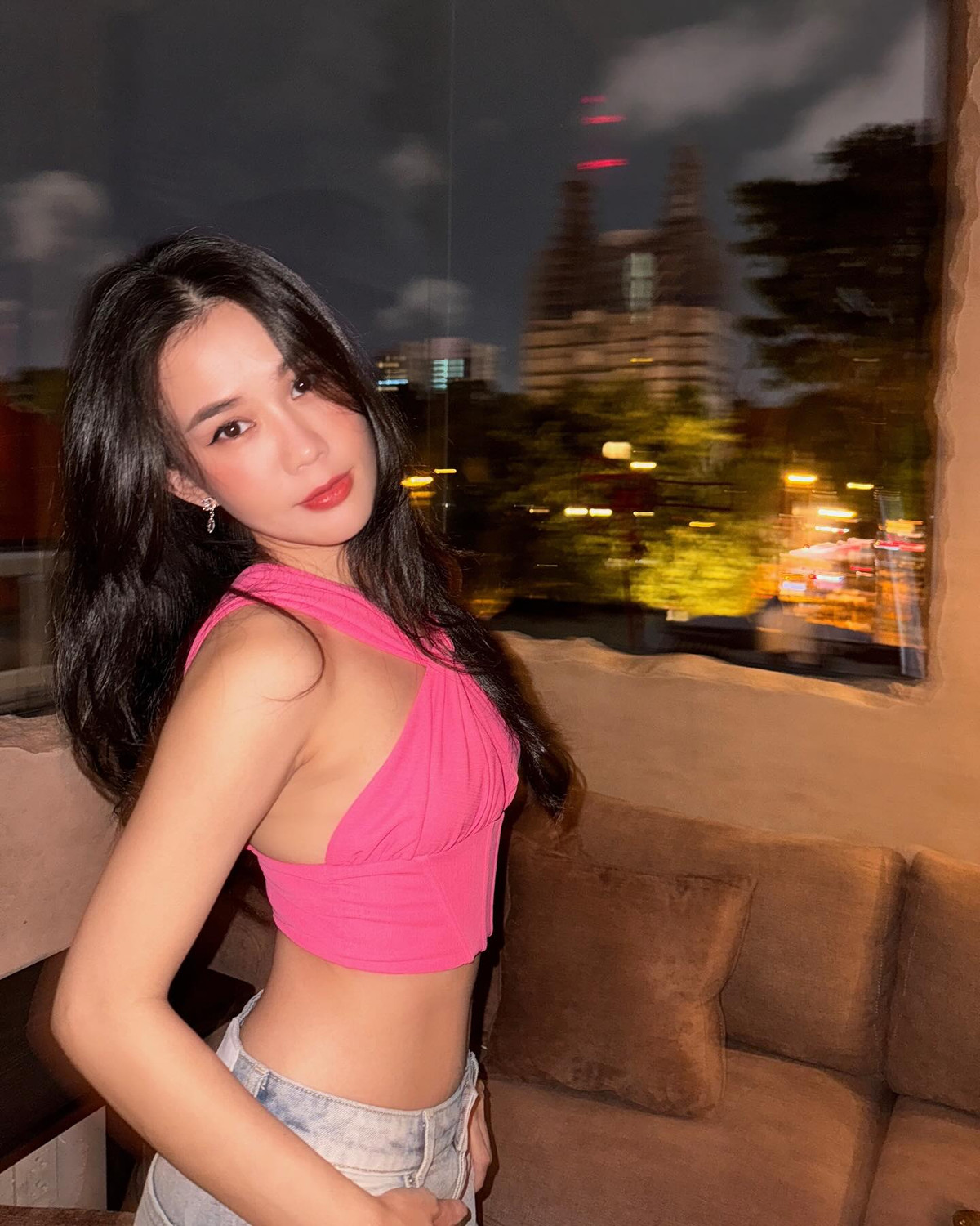 Hiện tại, ở tuổi 34, cô nàng vẫn giữ được nhan sắc xinh đẹp cùng thân hình nóng bỏng vạn người mê.