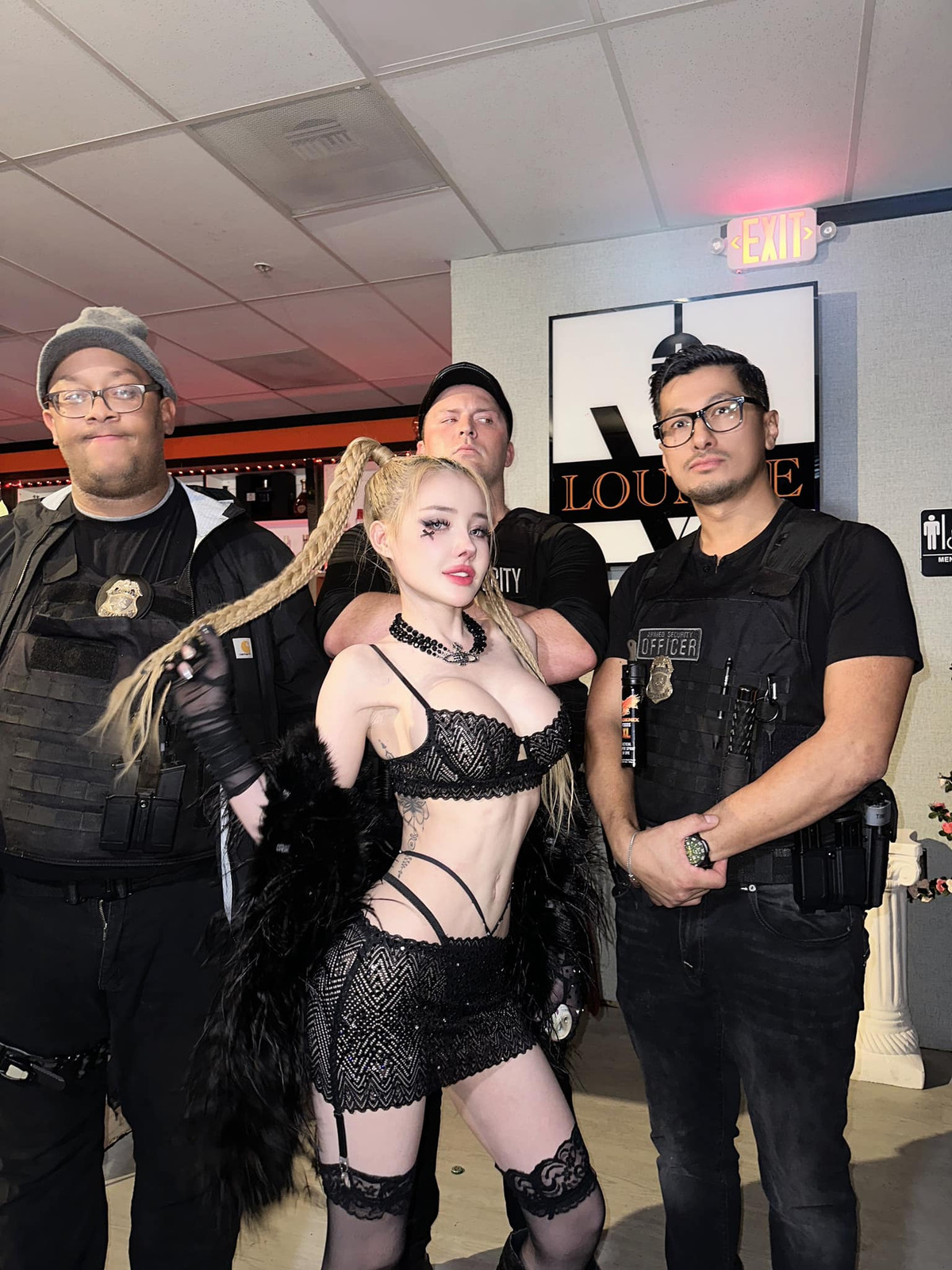 Mới đây, Ngân 98 đang có chuyến lưu diễn ở châu Âu, đồng hành với cô nàng không ai khác chính là Lương Bằng Quang.