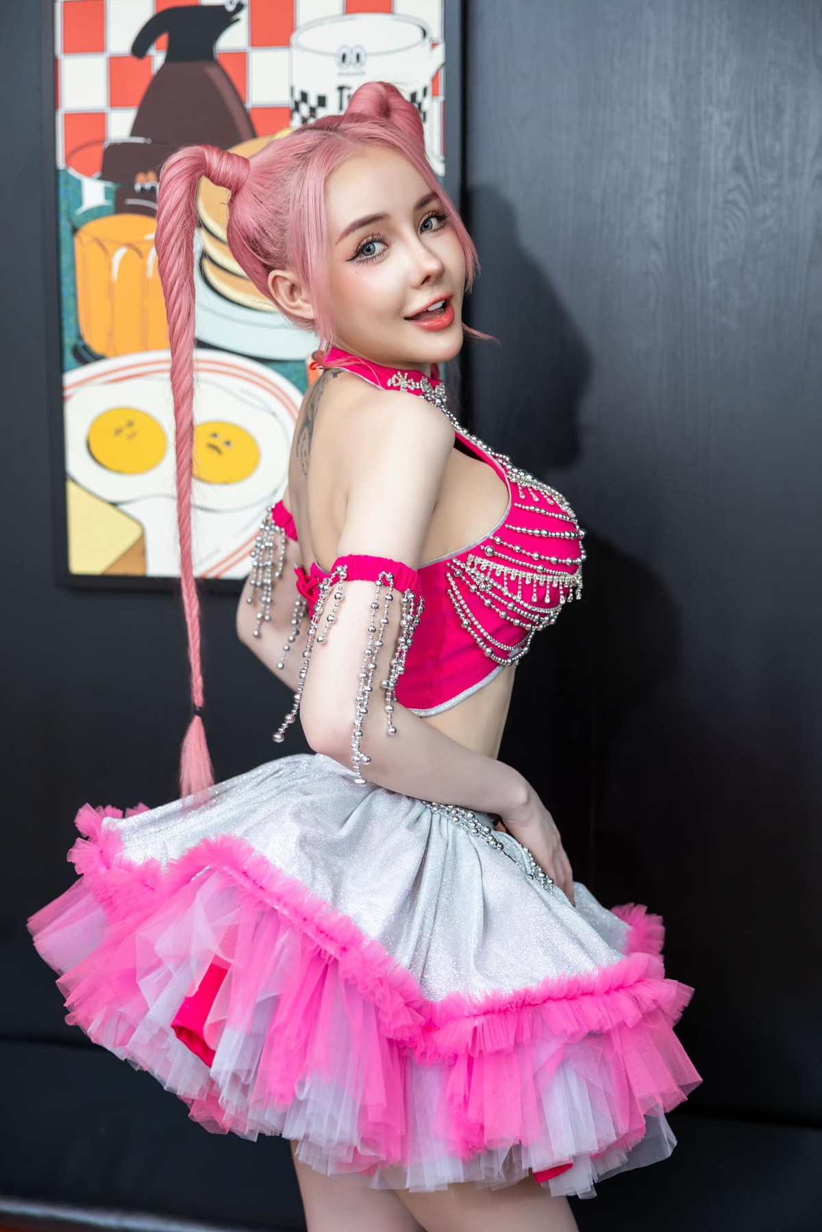 Kết hợp cùng quần short ngắn hoặc váy mini, Ngân 98 luôn biết cách biến mình thành tâm điểm tại các sự kiện hay khi xuất hiện trên mạng xã hội.