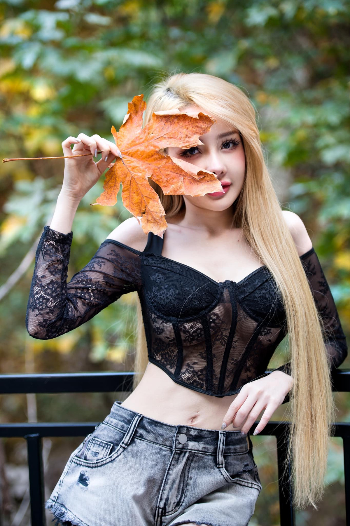 Kể cả trong phong cách ăn mặc đời thường, Ngân 98 cũng lựa chọn trang phục ngắn và ôm sát. Những kiểu áo crop top ngắn cũn hoặc áo khoét sâu thường xuyên xuất hiện trong tủ đồ của cô, giúp tôn lên vòng một đầy đặn vốn là lợi thế hình thể nổi bật.