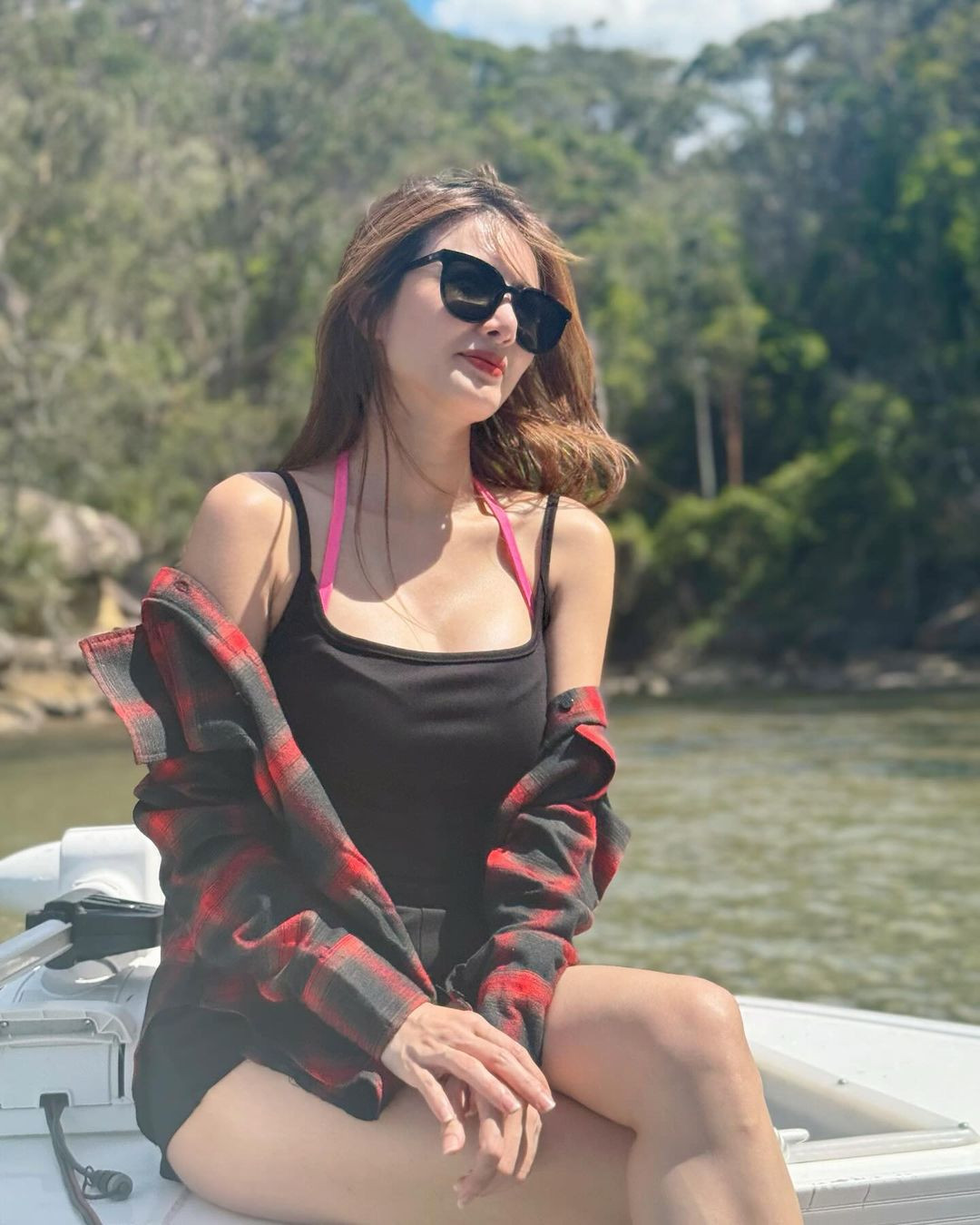 Dù đã trải qua sinh nở nhưng vóc dáng của Khánh Chi khiến không ít chị em trầm trồ, ngưỡng mộ.