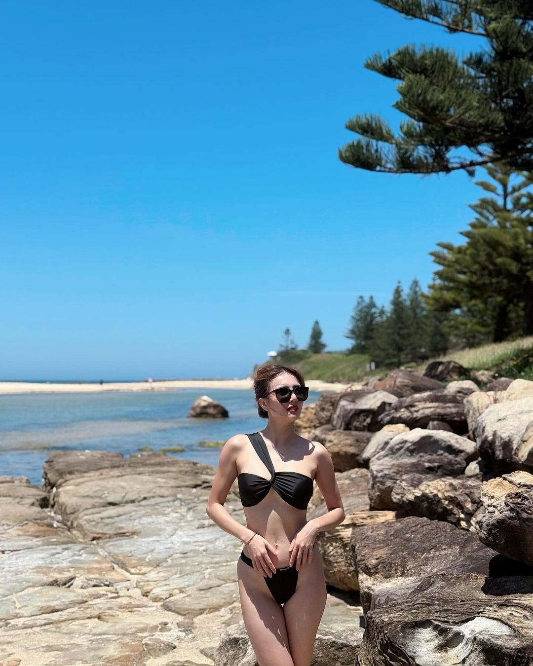 Trong loạt ảnh mới, Khánh Chi diện bikini 2 mảnh, khoe trọn đường cong nuột nà bên bãi biển.