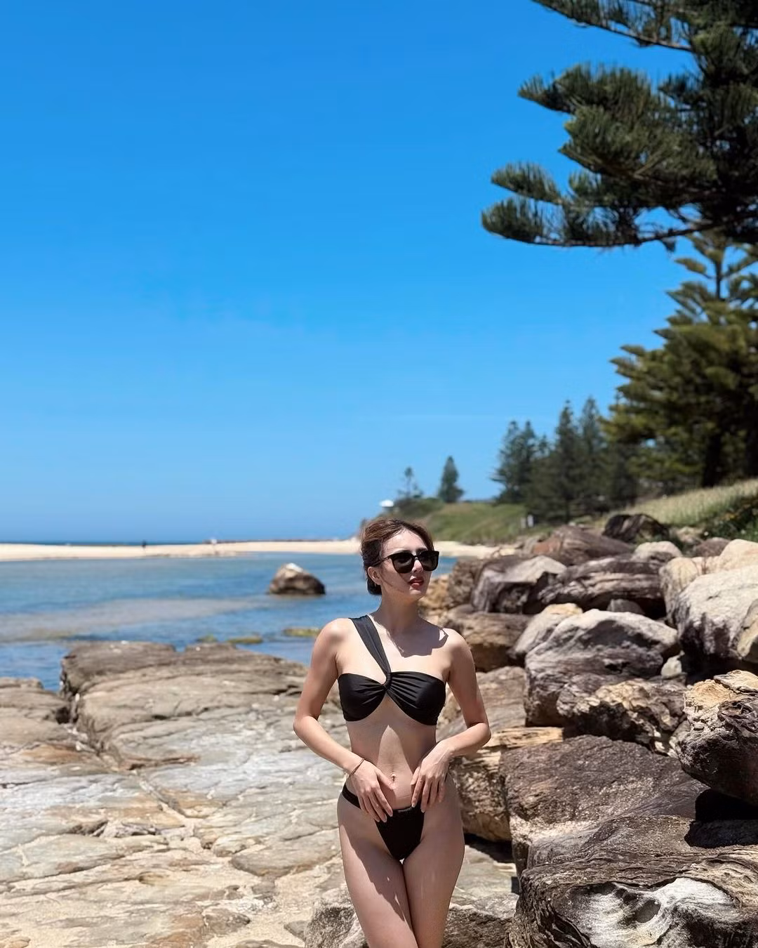 Trong loạt ảnh mới, Khánh Chi diện bikini 2 mảnh, khoe trọn đường cong nuột nà bên bãi biển.